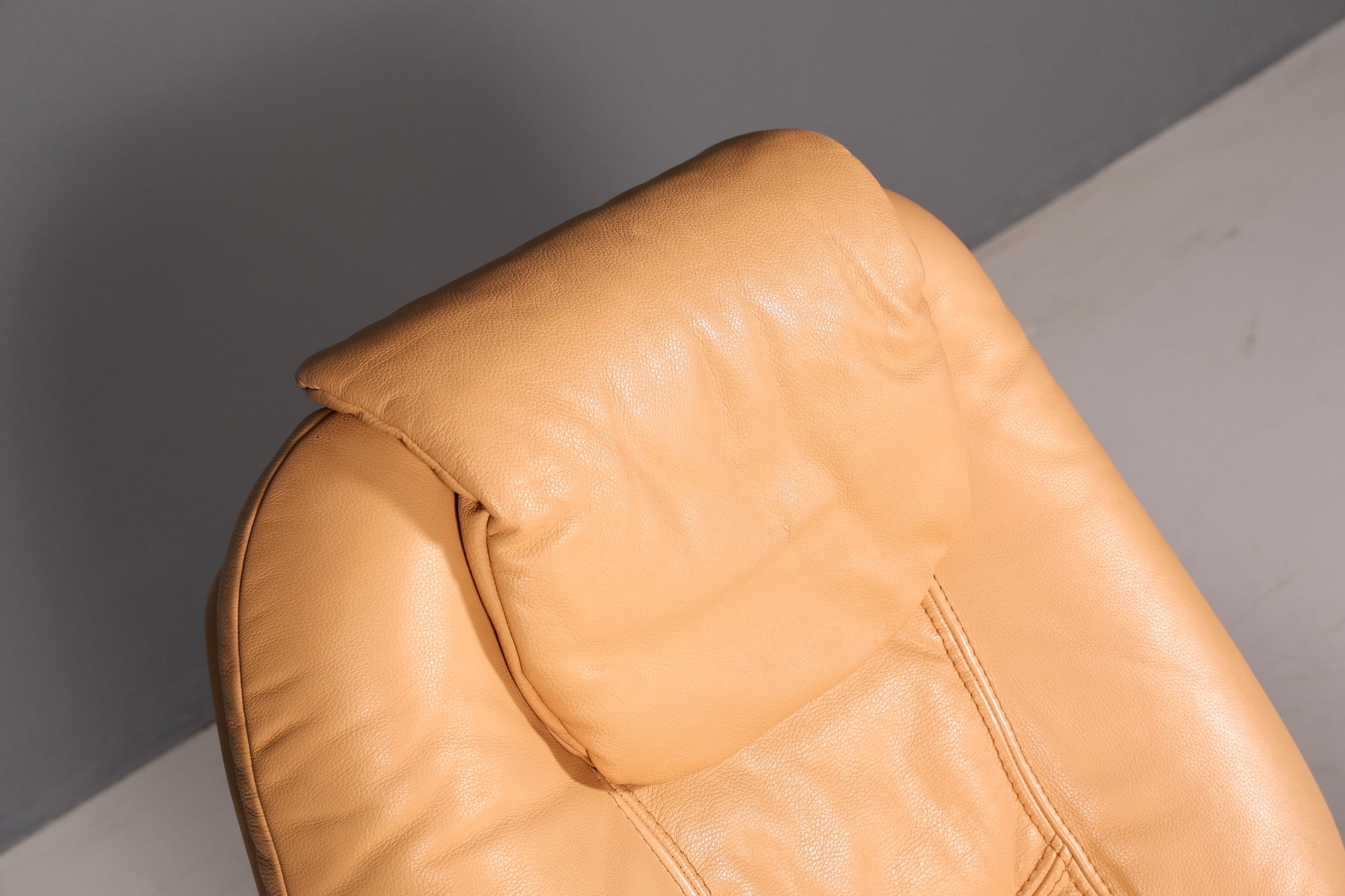 Magnifique fauteuil relax Himolla en cuir véritable beige, fauteuil TV et fauteuil de repos avec fonction d’inclinaison, style vintage