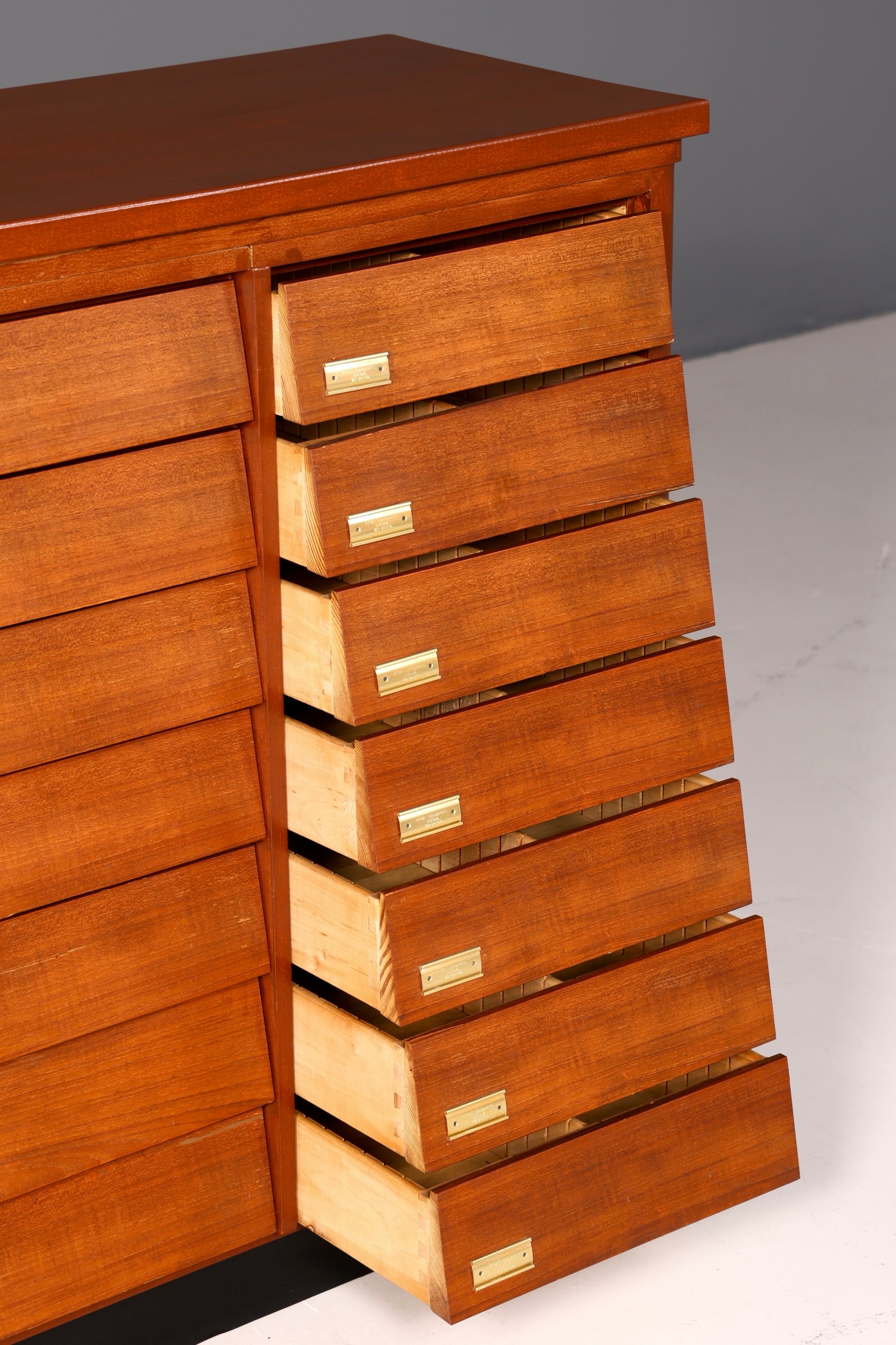 Magnifique commode rétro vintage Bauhaus de style milieu du siècle, format XXL (2/2).