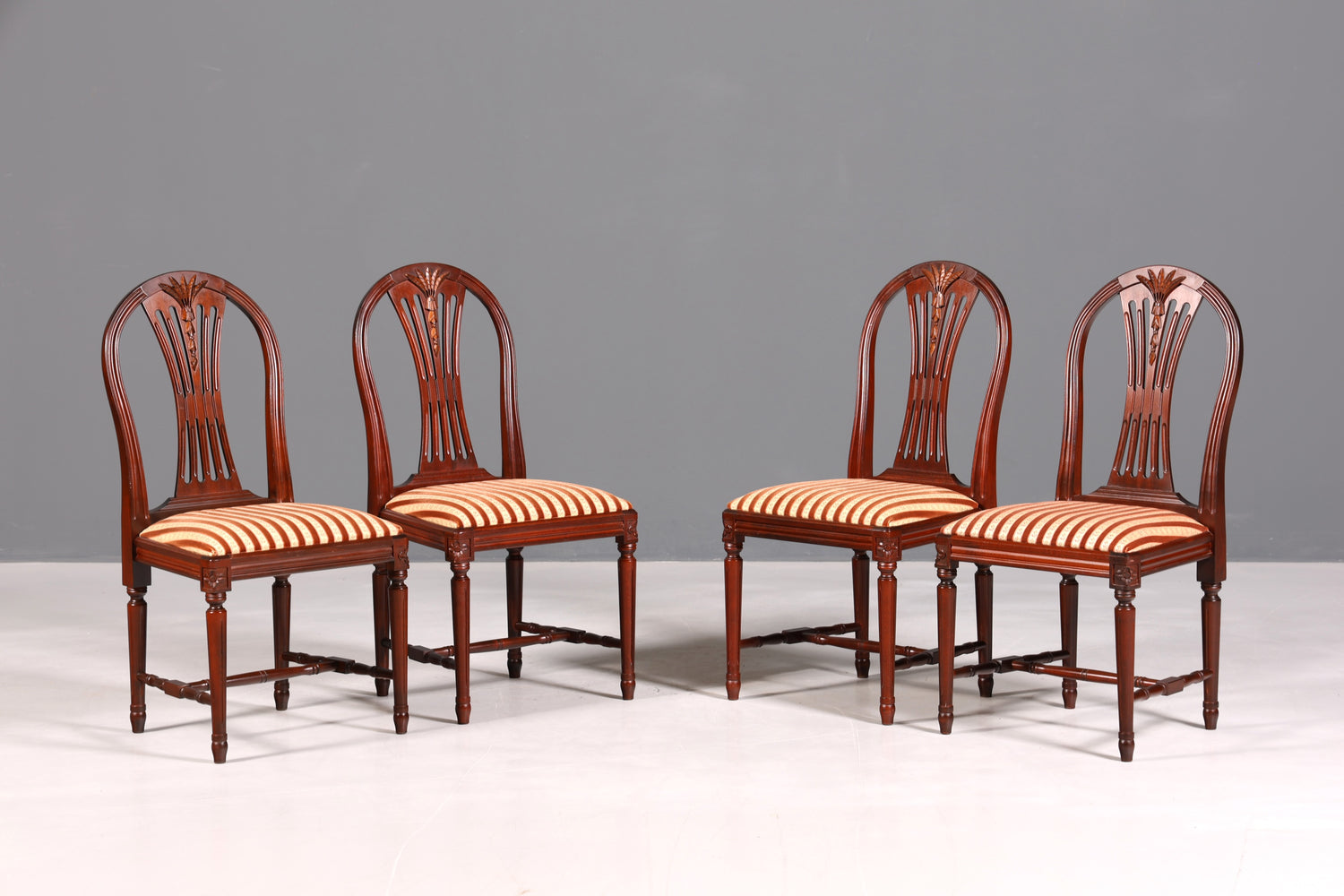 Ensemble de 4 chaises de salle à manger anglaises élégantes, chaises de cuisine antiques des années 1960.