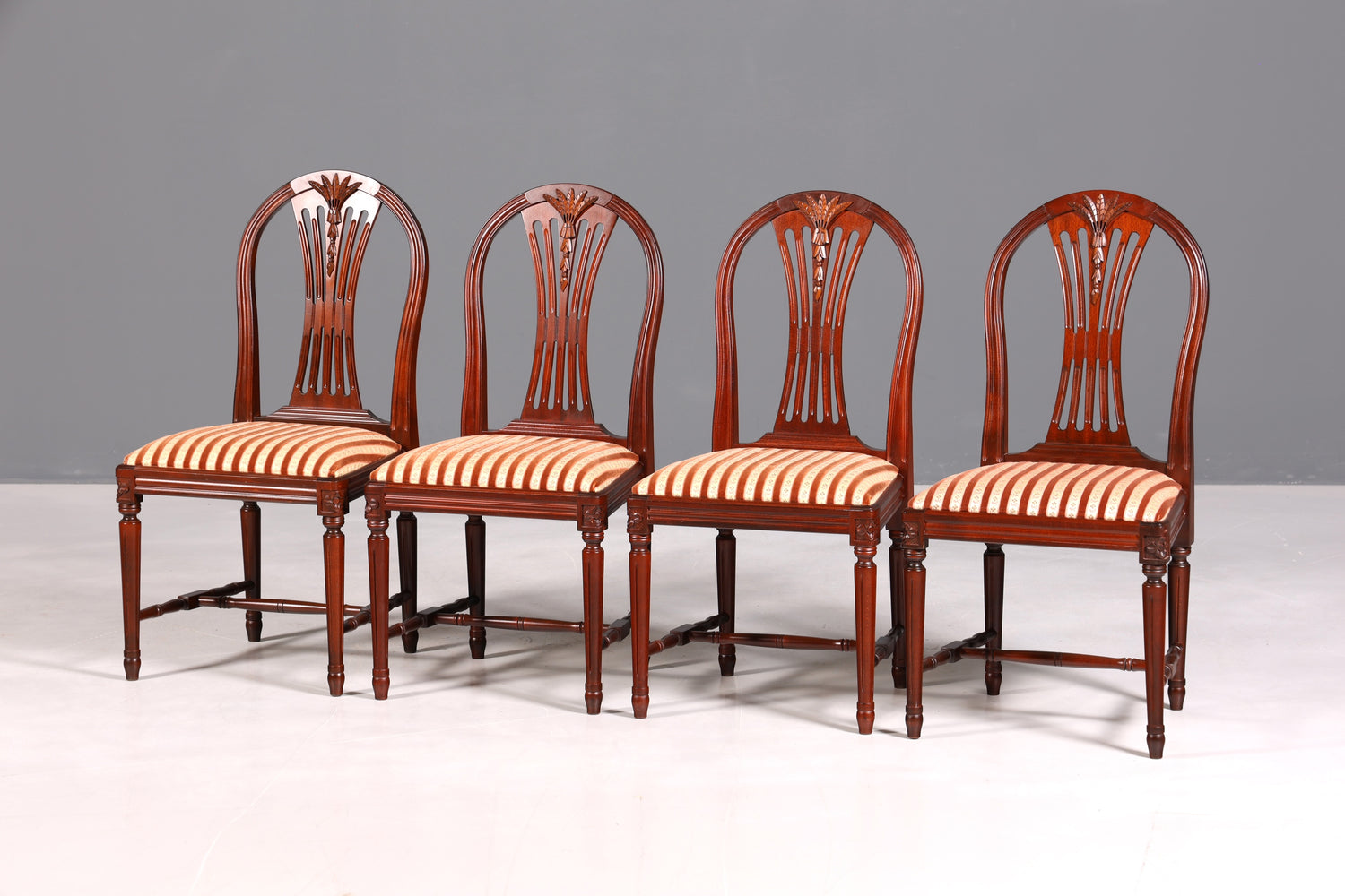 Ensemble de 4 chaises de salle à manger anglaises élégantes, chaises de cuisine antiques des années 1960.