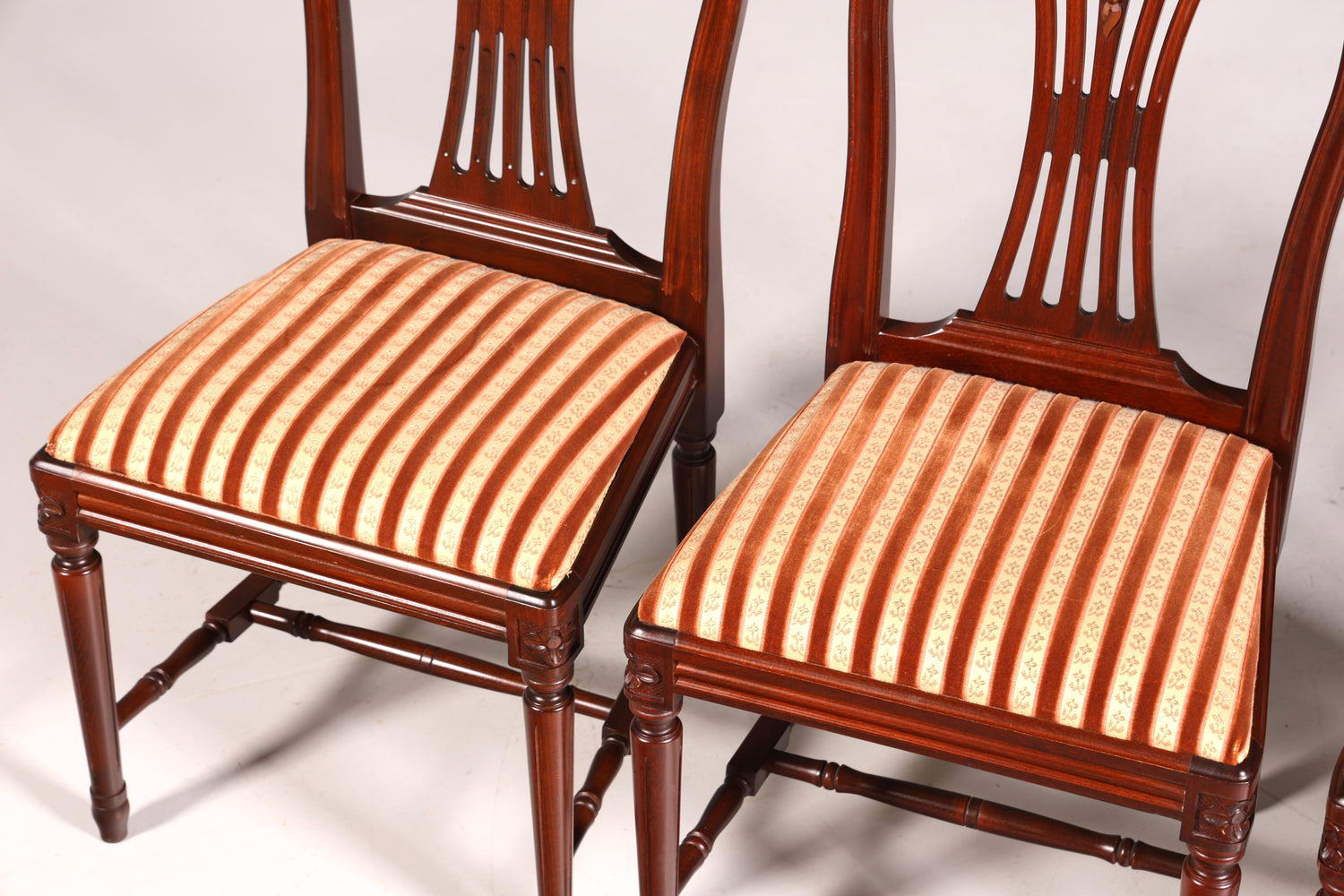 Ensemble de 4 chaises de salle à manger anglaises élégantes, chaises de cuisine antiques des années 1960.