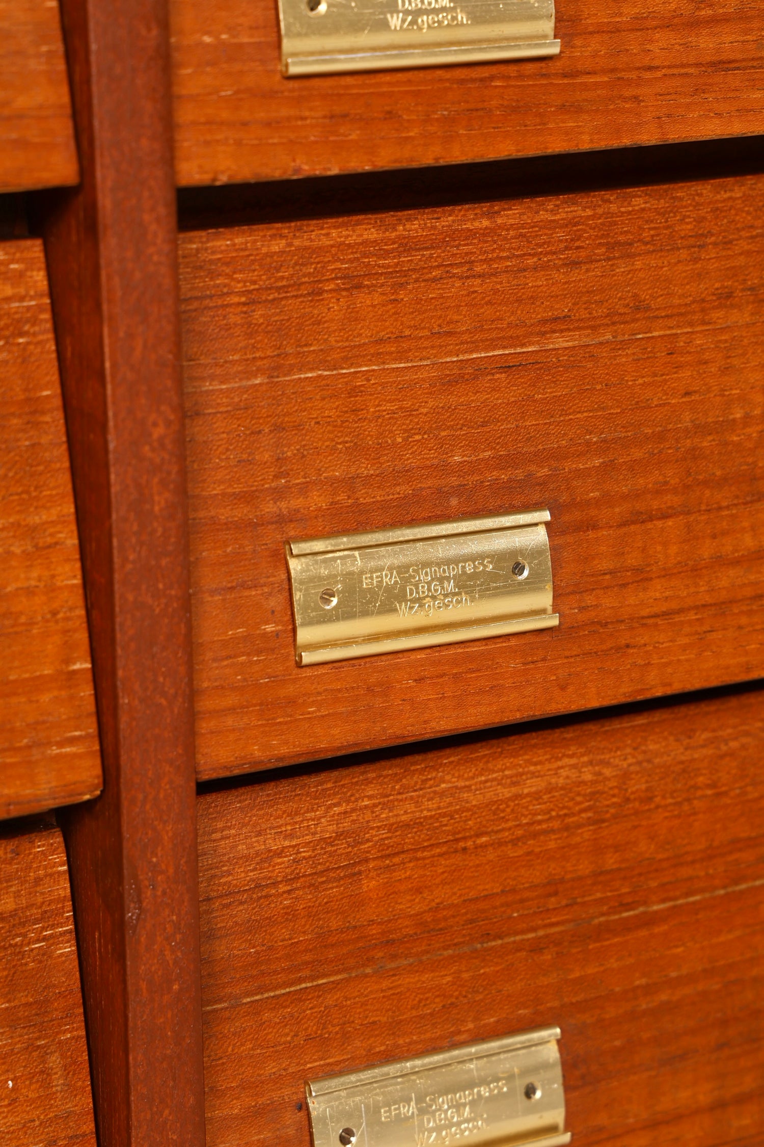 Magnifique commode rétro vintage Bauhaus de style milieu du siècle, format XXL (2/2).