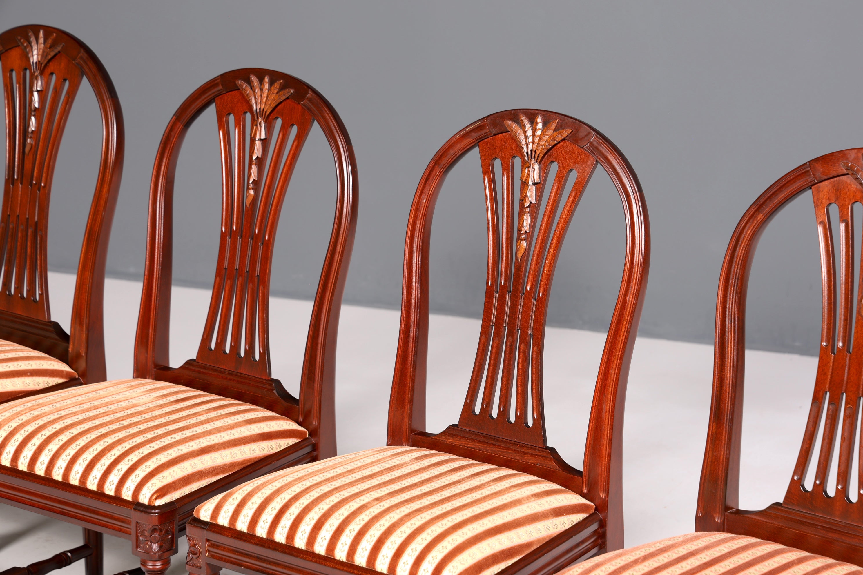 Ensemble de 4 chaises de salle à manger anglaises élégantes, chaises de cuisine antiques des années 1960.