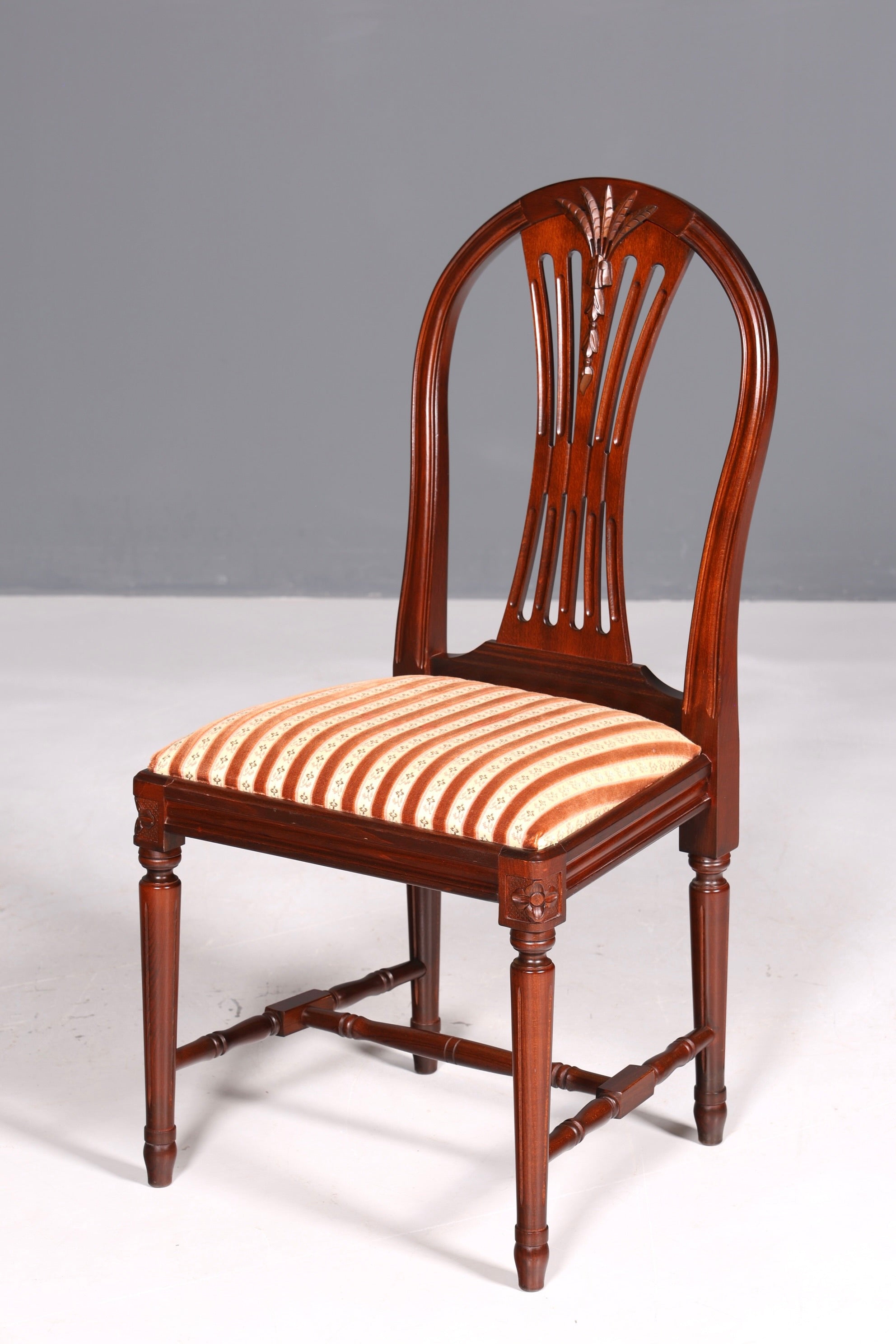 Ensemble de 4 chaises de salle à manger anglaises élégantes, chaises de cuisine antiques des années 1960.