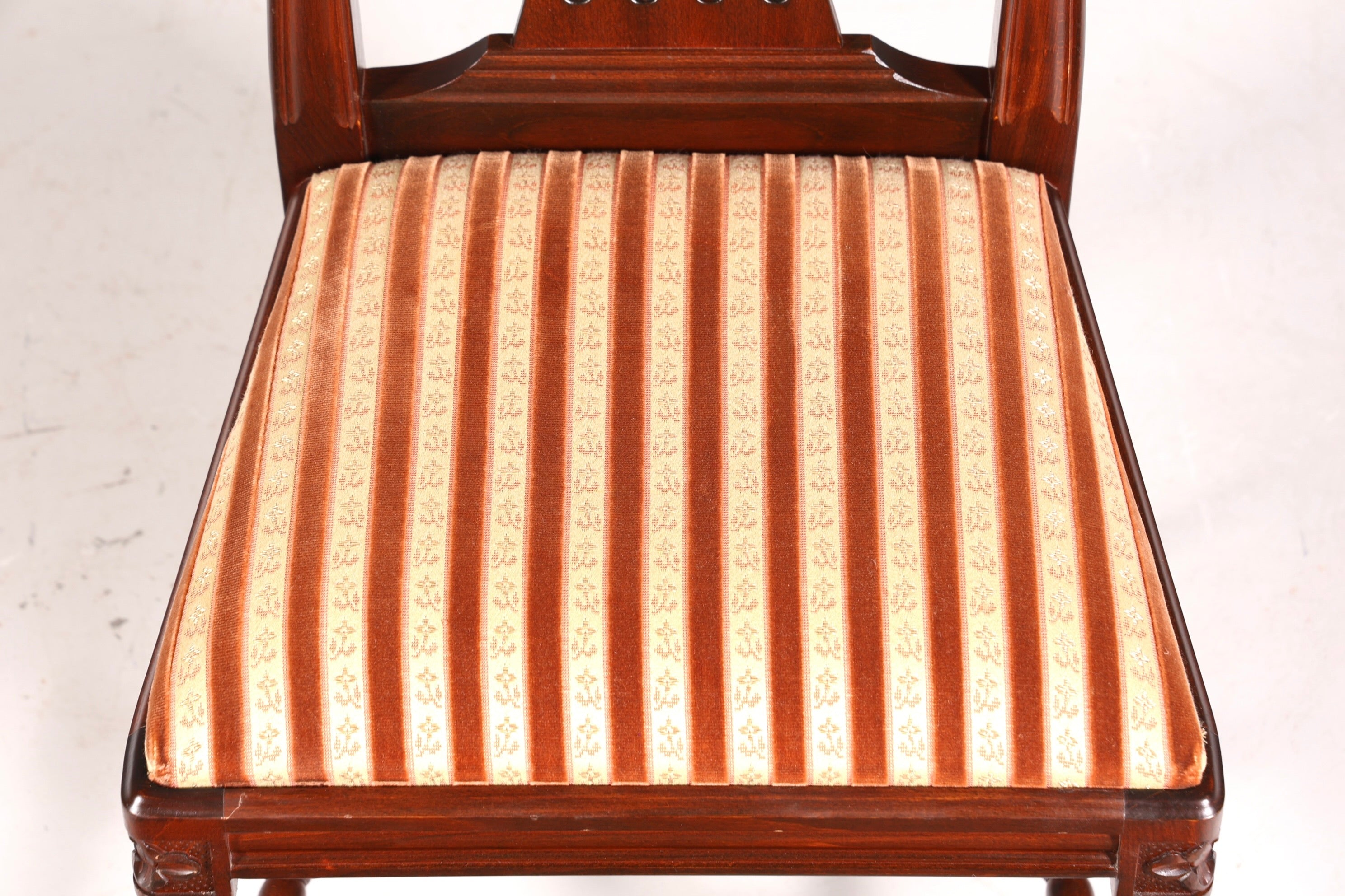 Ensemble de 4 chaises de salle à manger anglaises élégantes, chaises de cuisine antiques des années 1960.