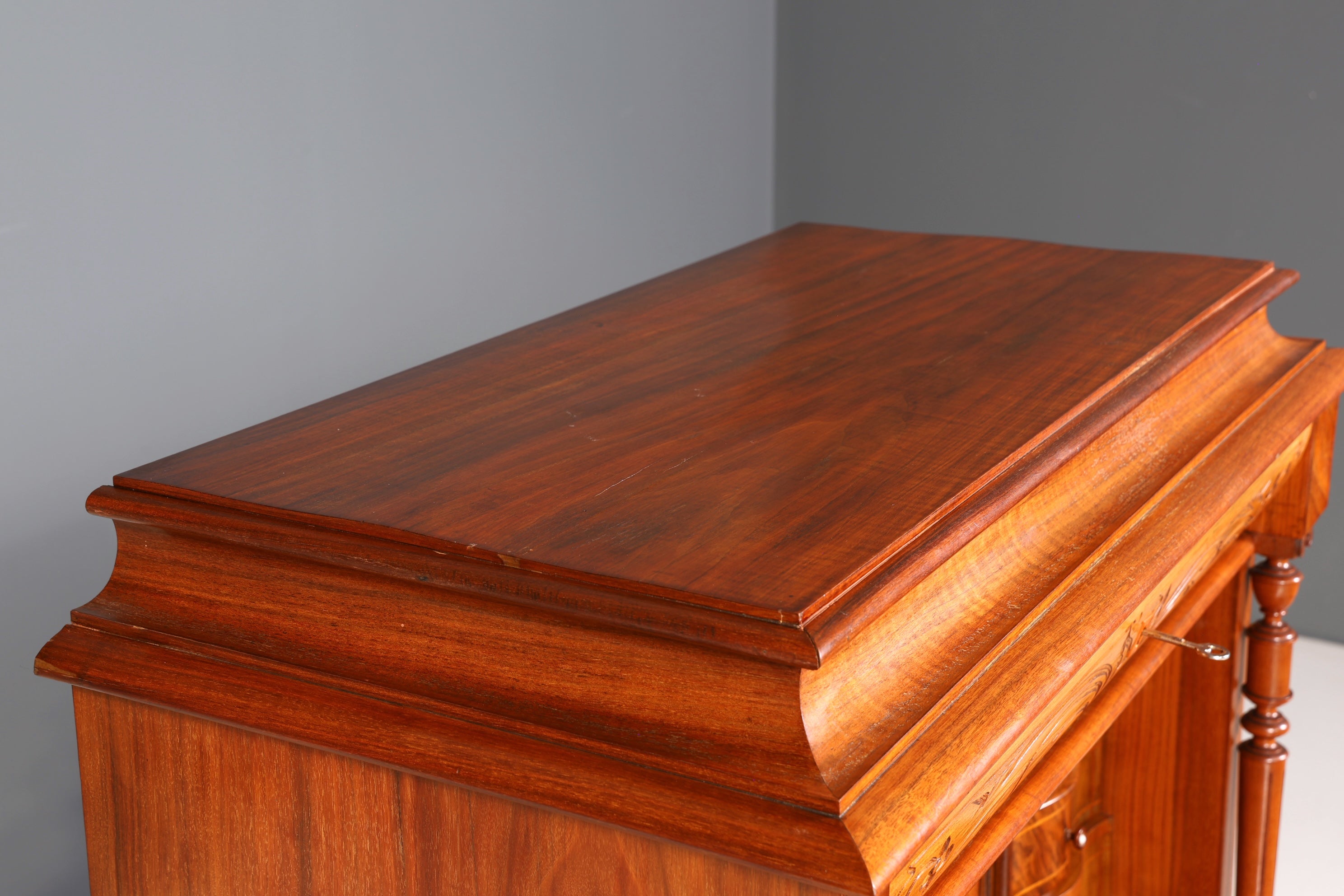 Traumhafter Louis Philippe Sekretär um 1870 Vertiko Nussbaum Highboard Kommode Sekretär Schrank