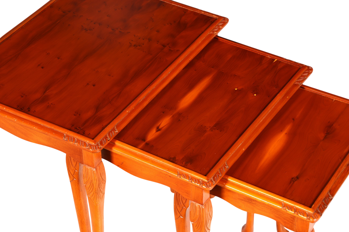 Hauptstadt Möblerei 3er Beistelltisch Set im Chippendale Stil aus massivem Holz mit barocken Schnitzereien