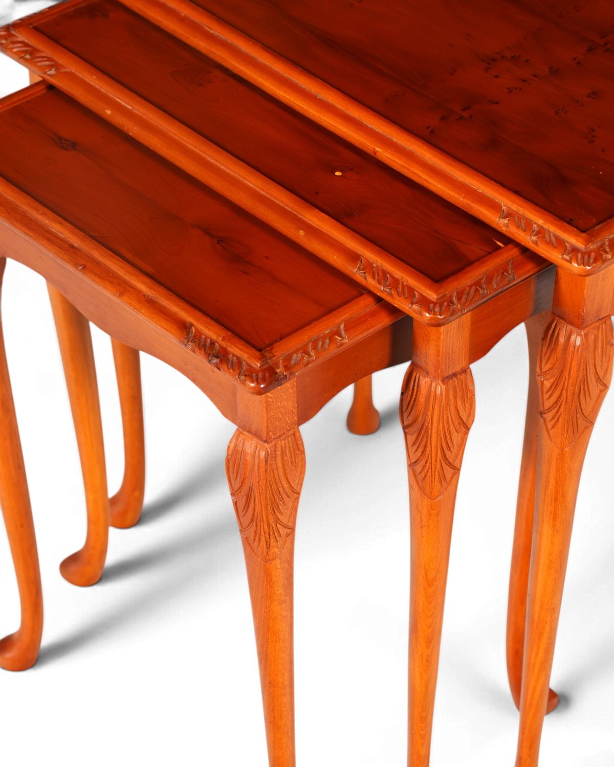 Hauptstadt Möblerei 3er Beistelltisch Set im Chippendale Stil aus massivem Holz mit barocken Schnitzereien