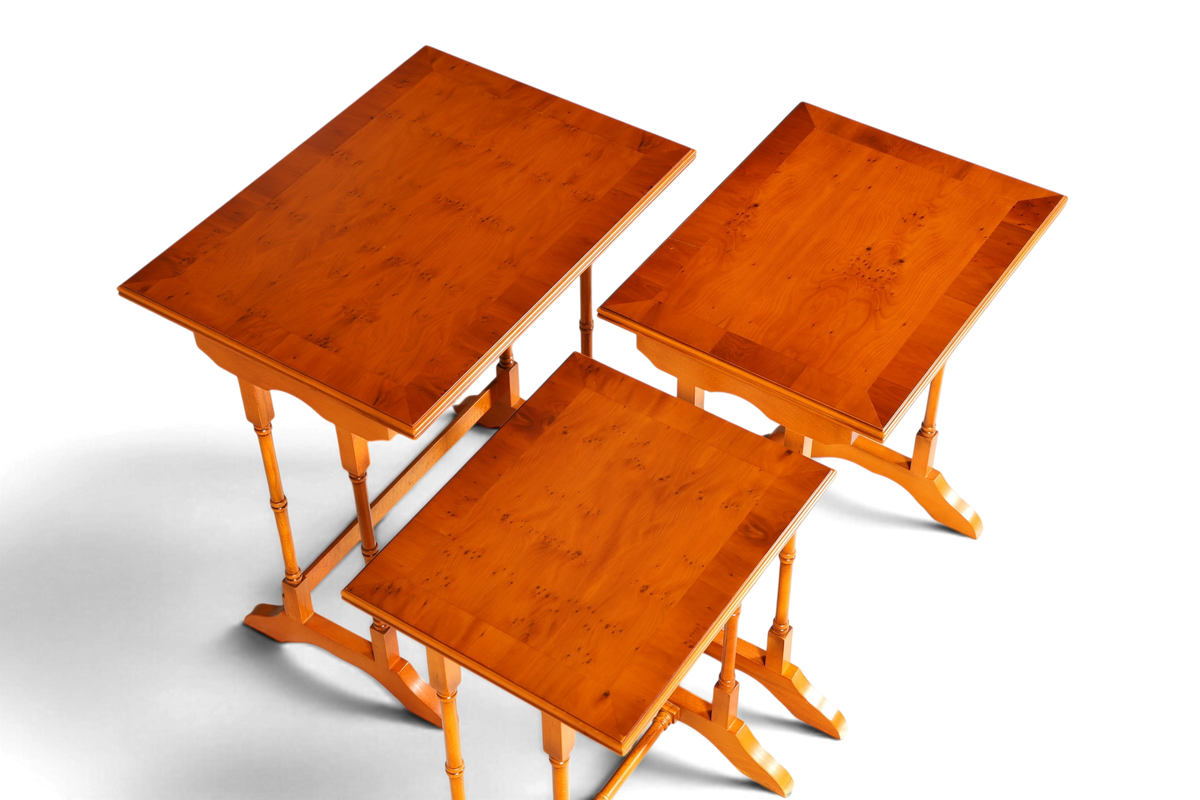 Hauptstadt Möblerei antikes englisches 3er Satztisch-Set aus Eibenholz mit dekorativer Maserung und filigranem Design