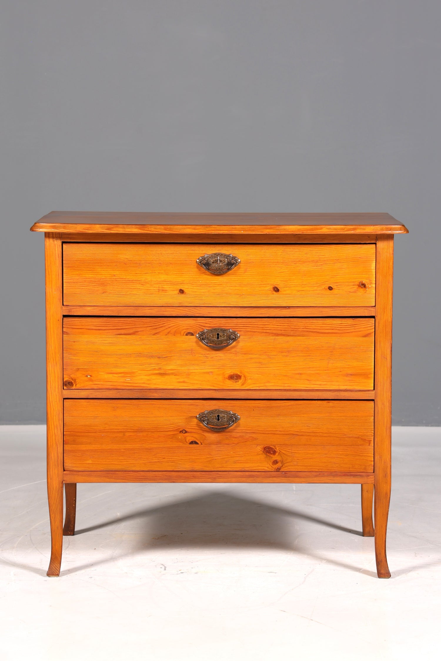 Magnifique commode ancienne Art Nouveau en bois tendre, buffet de style campagnard