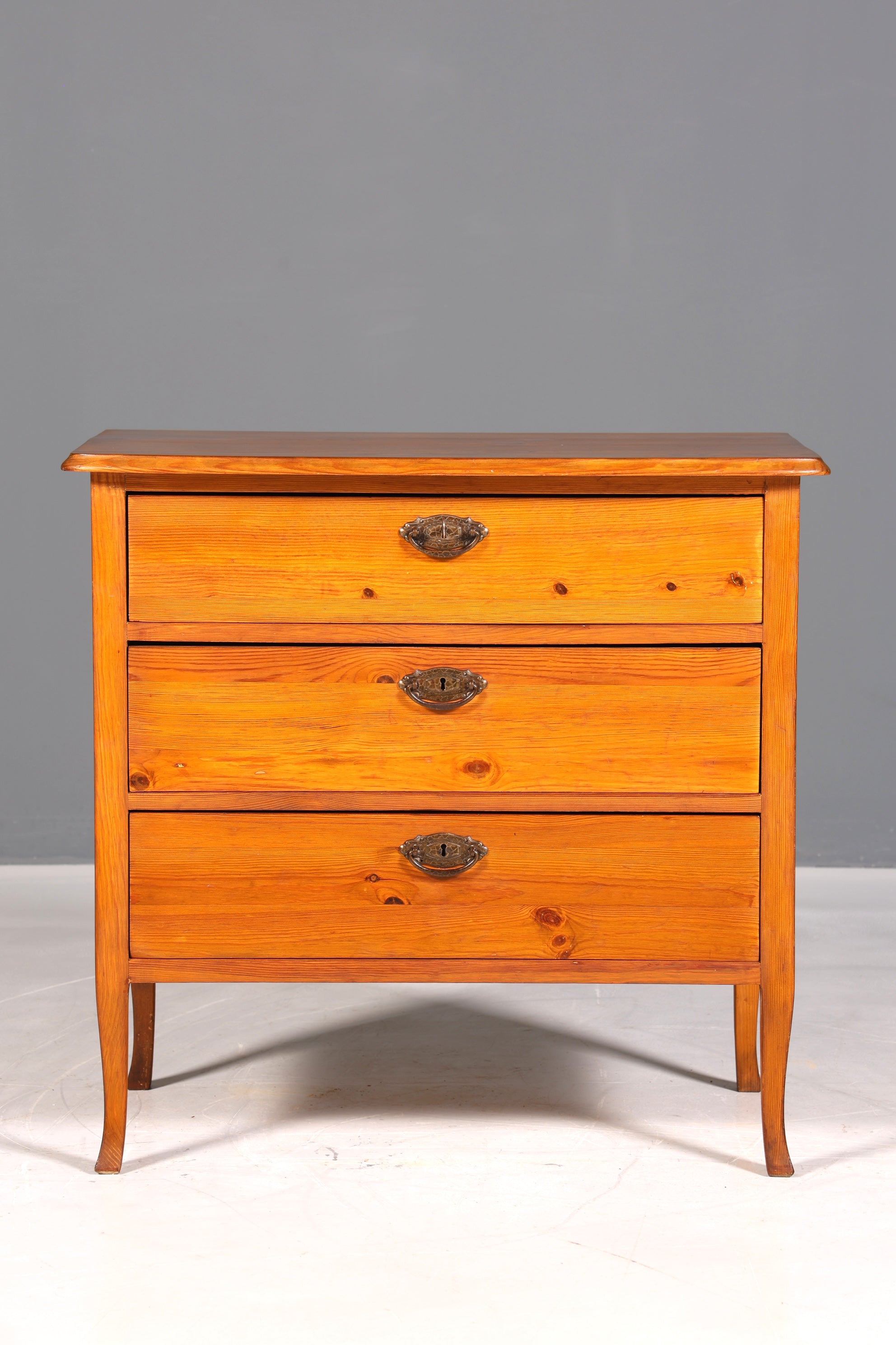 Magnifique commode ancienne Art Nouveau en bois tendre, buffet de style campagnard