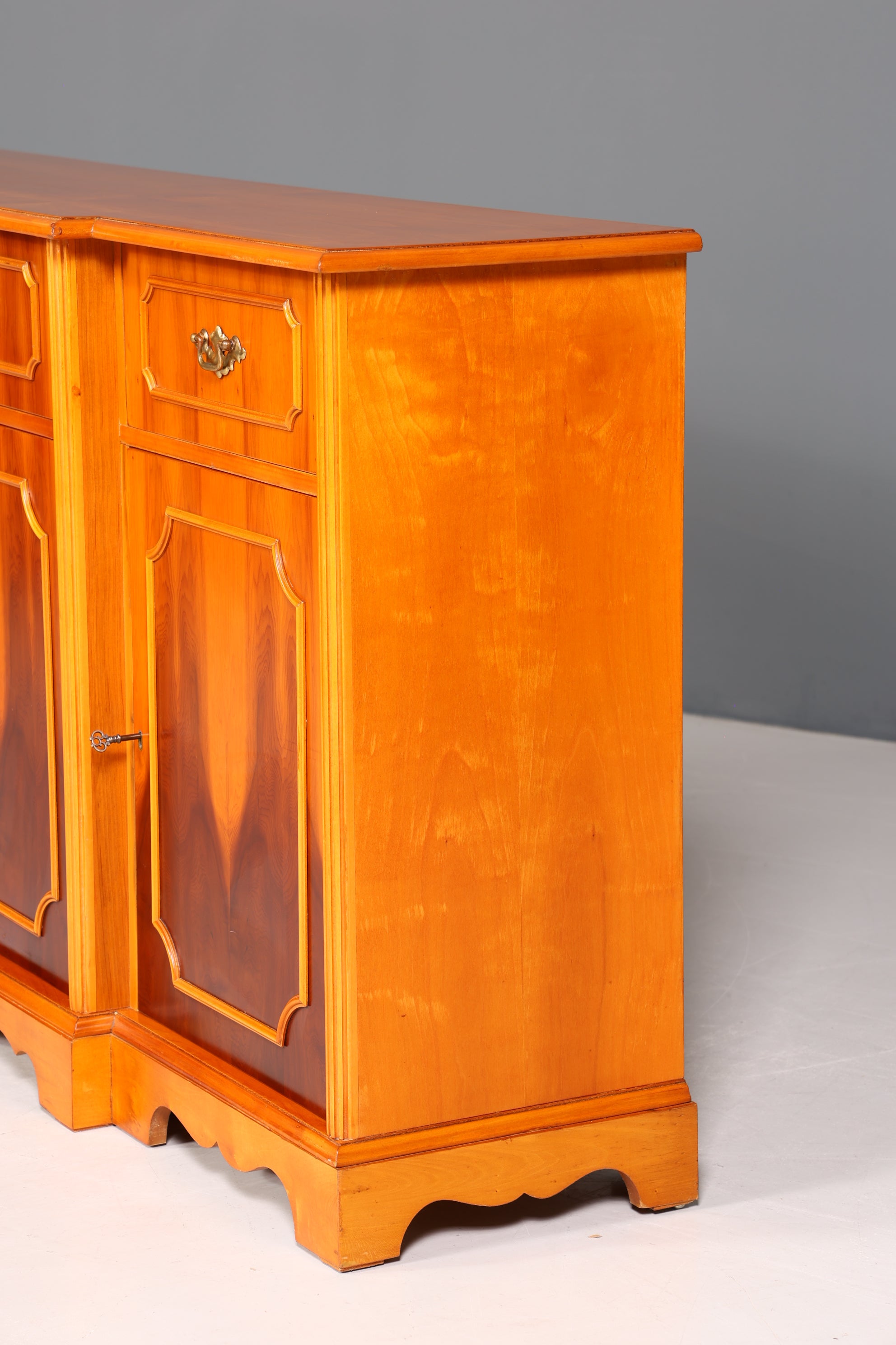 Traumhaftes Englisches Sideboard Eibe Schrank Antik Stil Buffetschrank Kommode