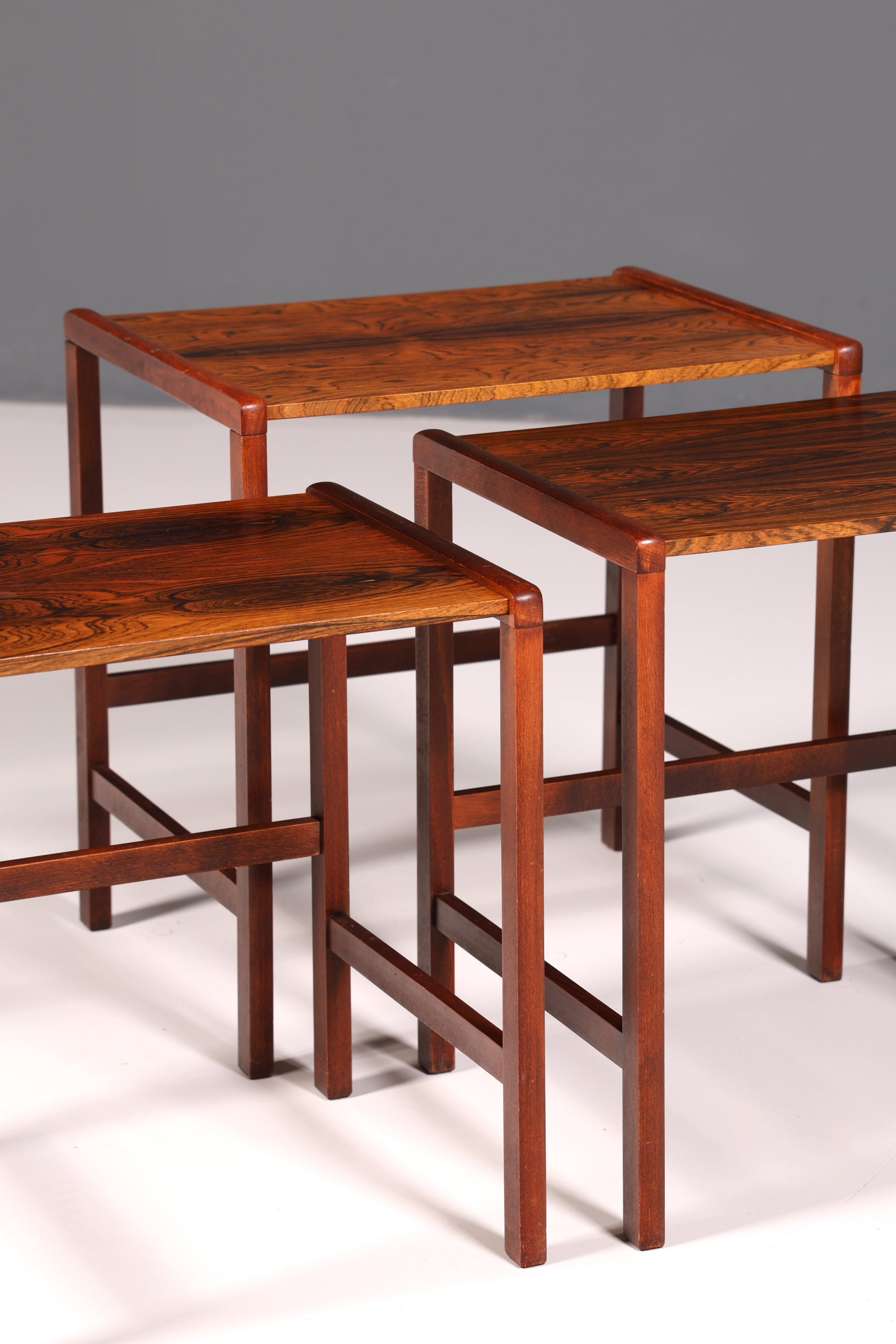 Ensemble de tables Filigranes du milieu du siècle, tables basses en palissandre, lot de 3 tables gigognes vintage, tables d’appoint découpées au laser