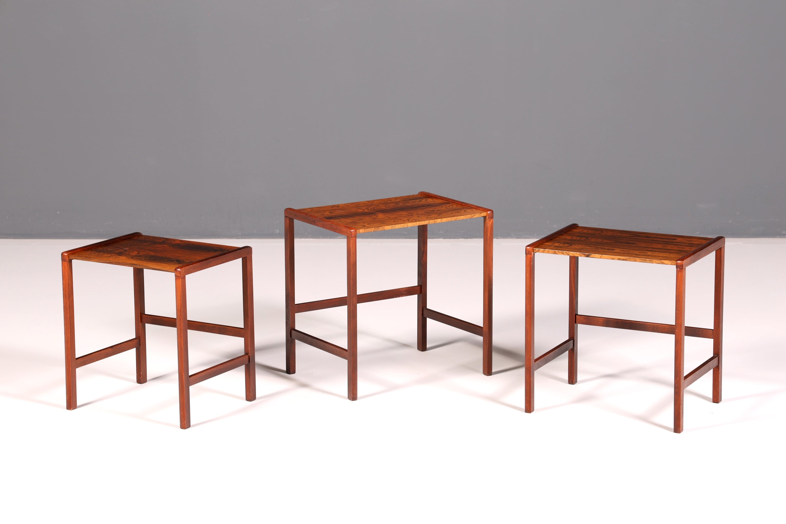 Ensemble de tables Filigranes du milieu du siècle, tables basses en palissandre, lot de 3 tables gigognes vintage, tables d’appoint découpées au laser