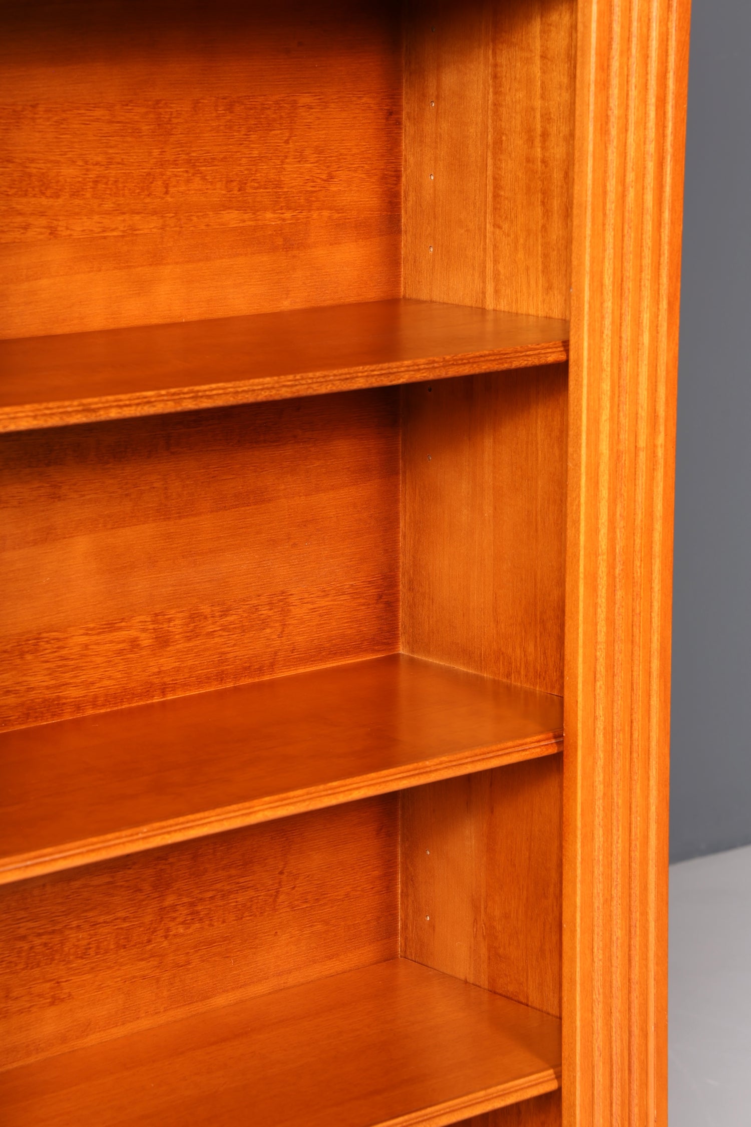 Magnifique bibliothèque de style anglais, en bois de cerisier, meuble ancien des années 1960