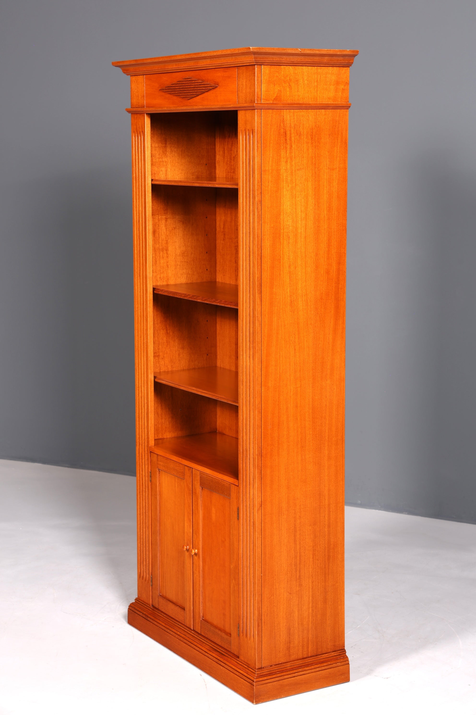 Magnifique bibliothèque de style anglais, meuble en bois de cerisier, rangement pour livres ancien des années 1960