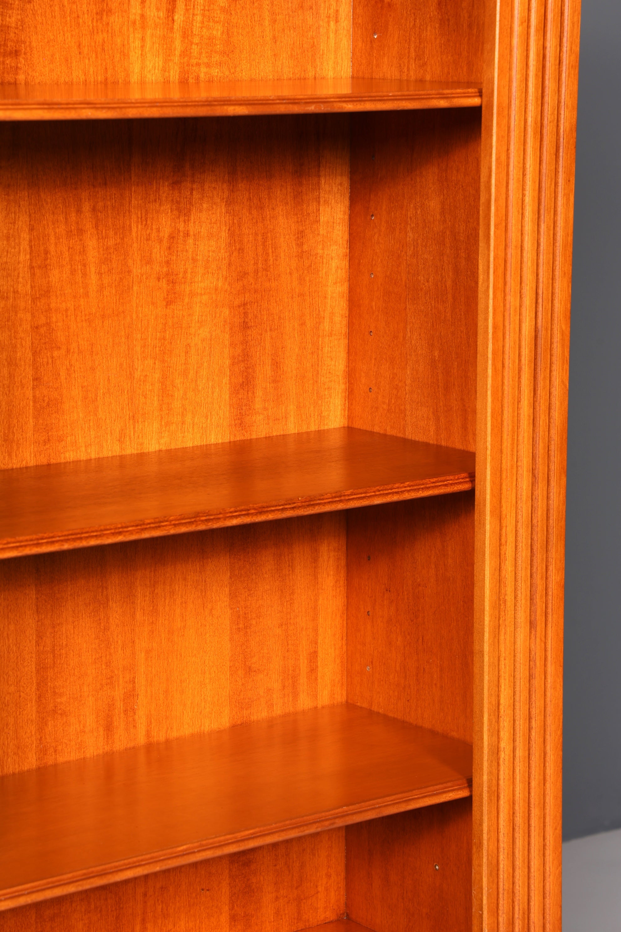 Magnifique bibliothèque de style anglais, meuble en bois de cerisier, rangement pour livres ancien des années 1960