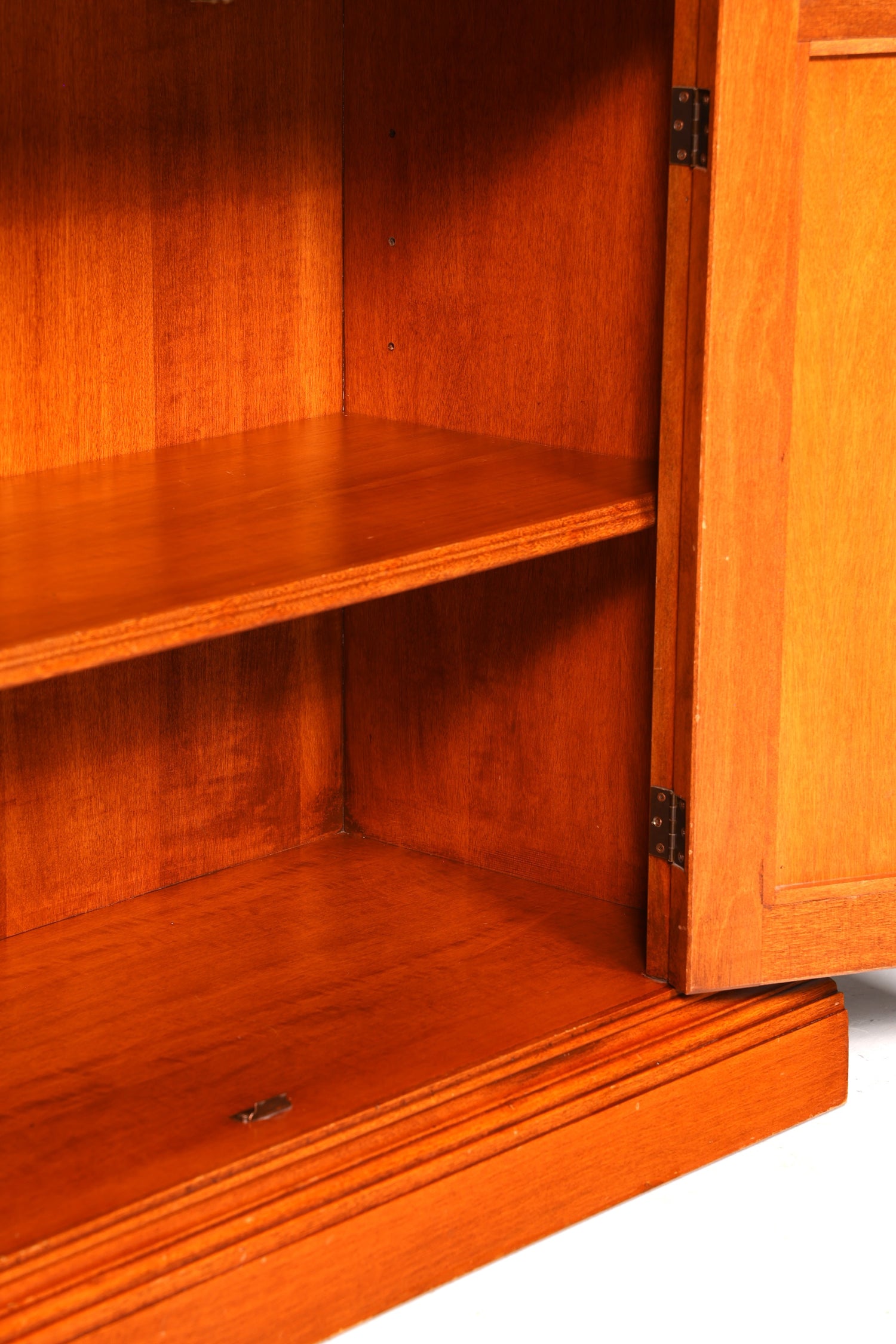 Magnifique bibliothèque de style anglais, meuble en bois de cerisier, rangement pour livres ancien des années 1960