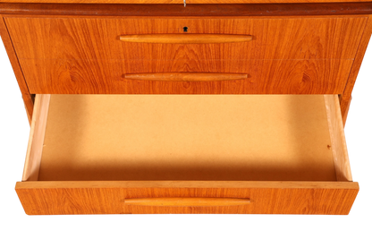 Hauptstadt Möblerei Mid Century Sekretär aus Holz mit weit geöffneter Schublade und eleganten Griffen