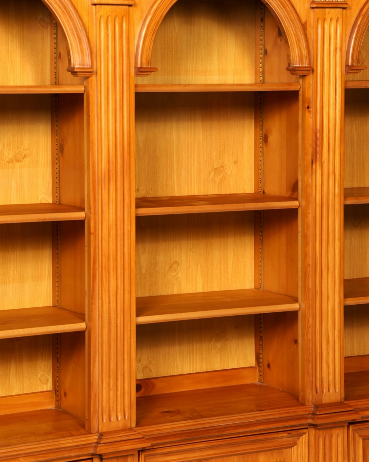 Hauptstadt Möblerei Ethan Allen XXL Bücherregal aus Kiefernholz im Antik Stil mit Bogen-Details und Regalböden