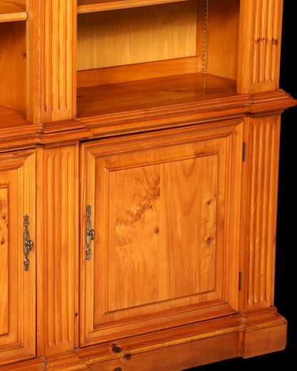 Hauptstadt Möblerei Ethan Allen Kiefer Bücherregal im Antik Stil mit Schranktüren und natürlicher Holzmaserung