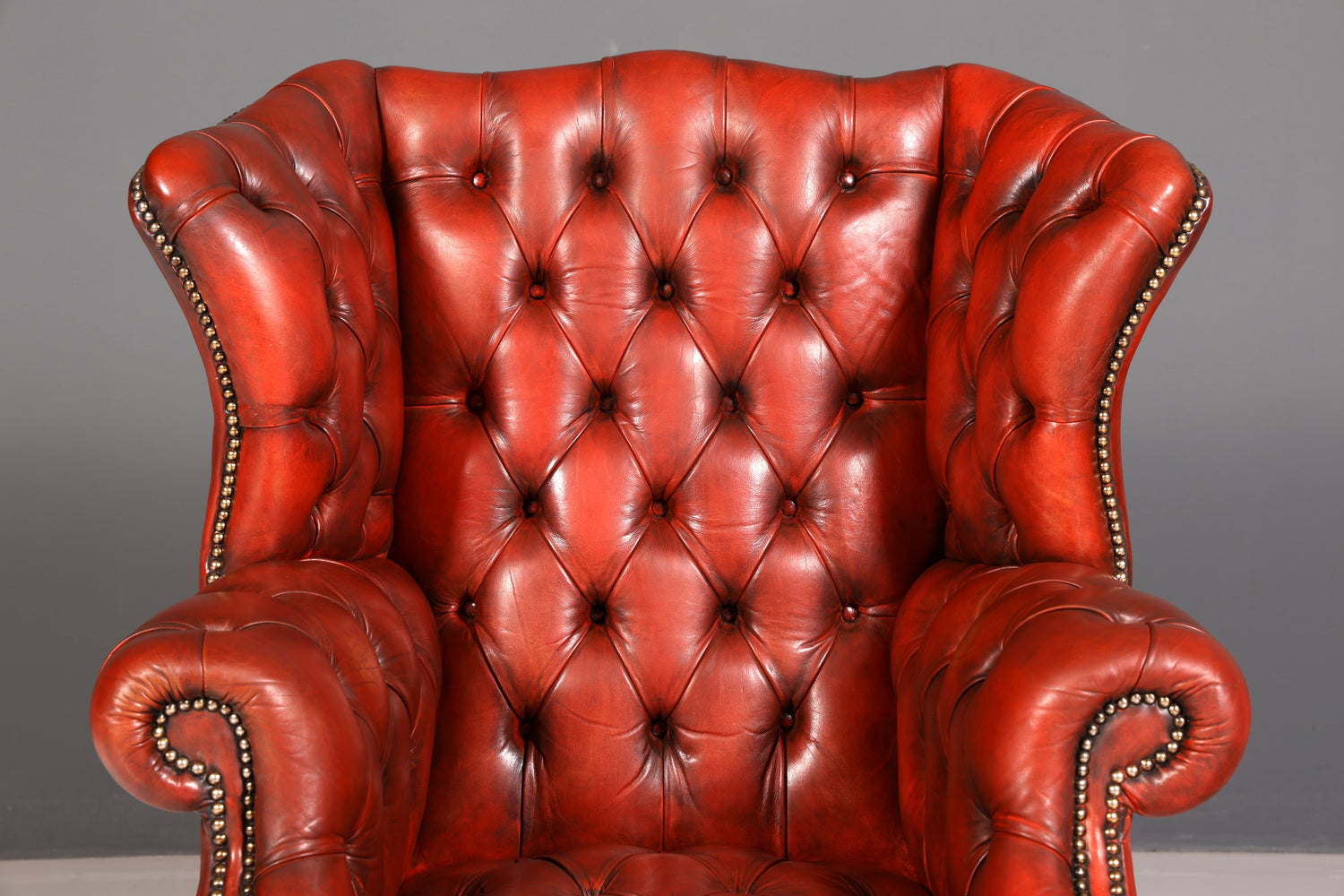 Fauteuil à oreilles Chesterfield original avec repose-pieds en cuir véritable, fauteuil anglais pour homme, fauteuil en cuir, antique et vintage