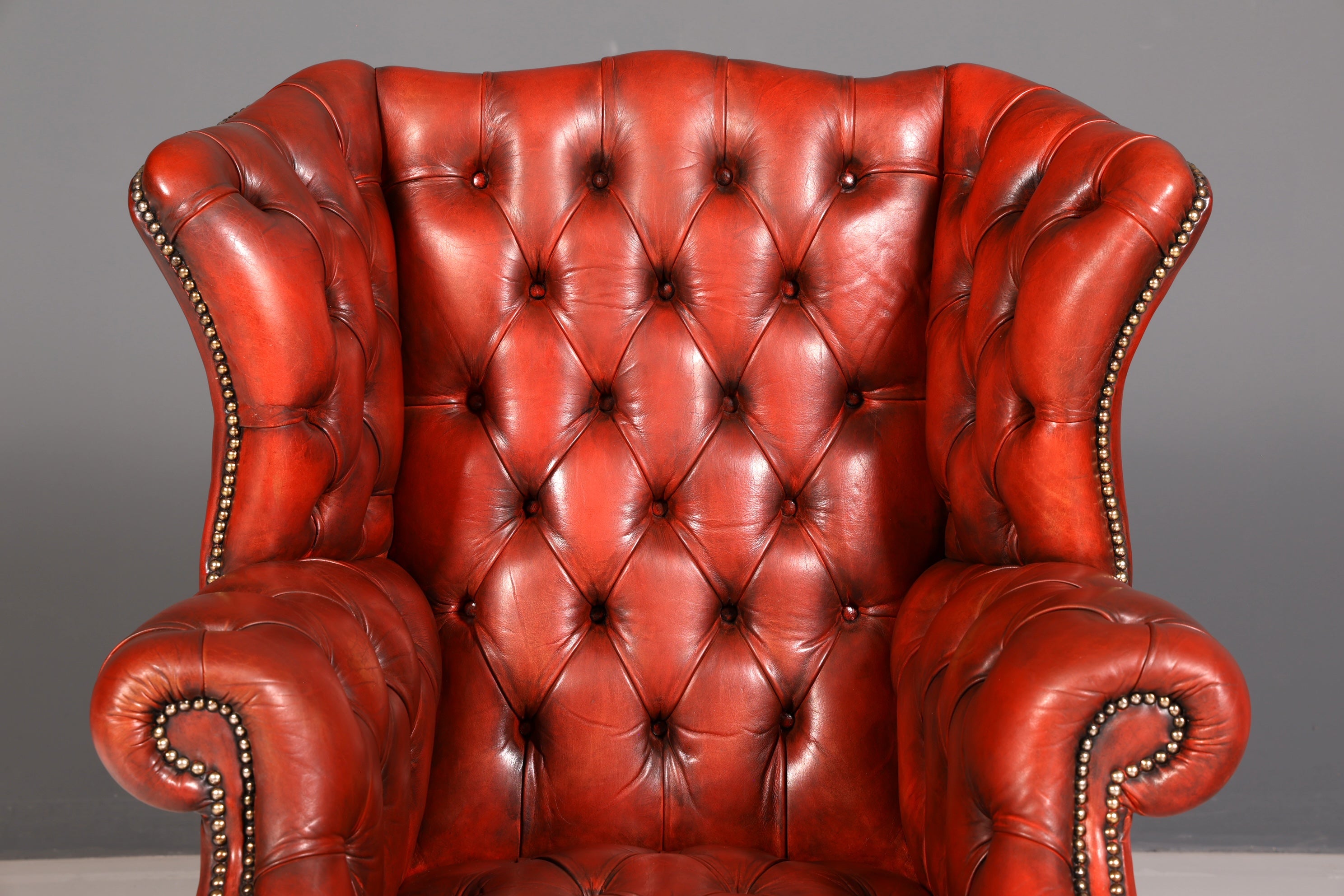 Fauteuil à oreilles Chesterfield original avec repose-pieds en cuir véritable, fauteuil anglais pour homme, fauteuil en cuir, antique et vintage
