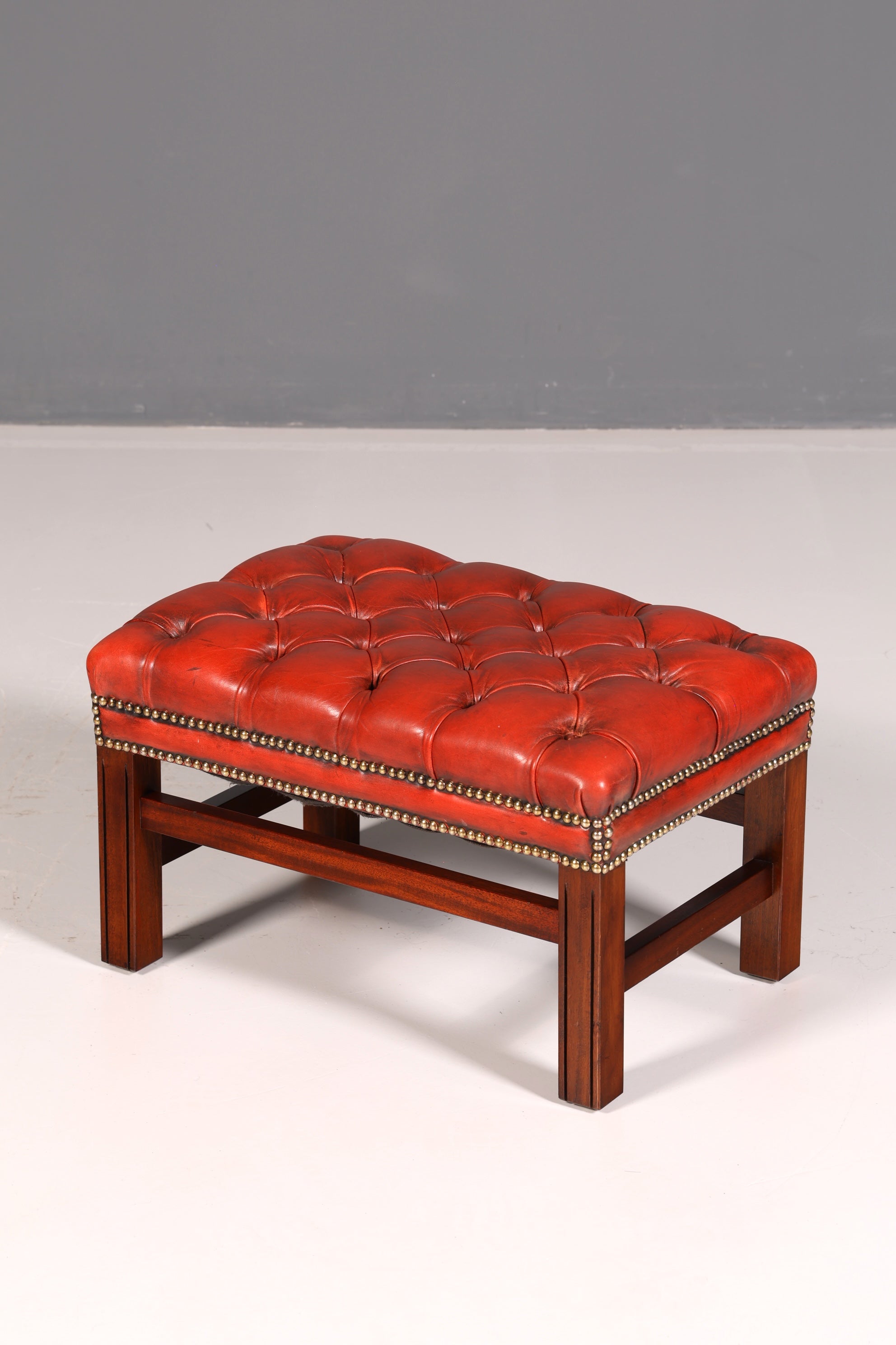 Fauteuil à oreilles Chesterfield original avec repose-pieds en cuir véritable, fauteuil anglais pour homme, fauteuil en cuir, antique et vintage