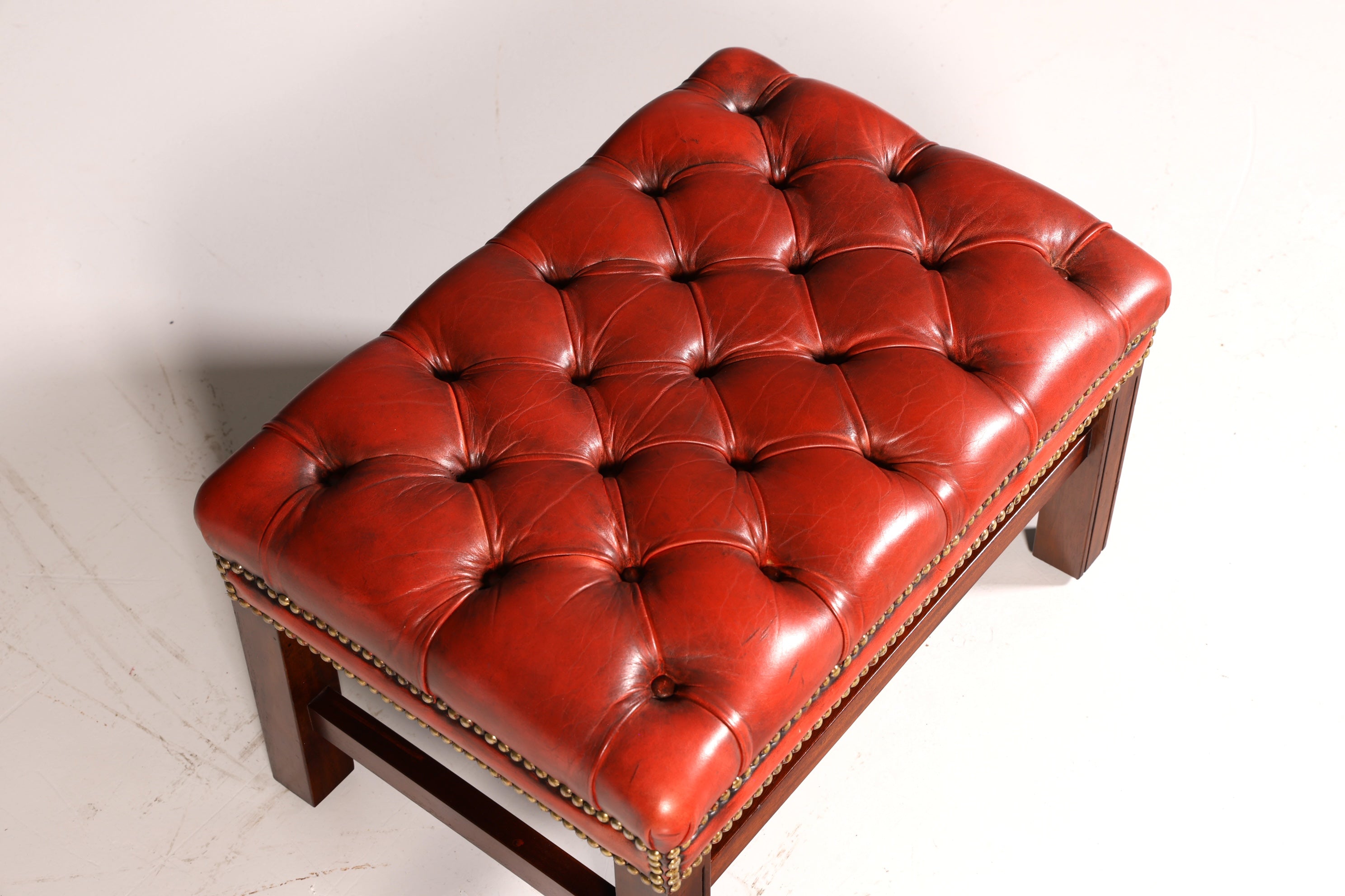 Fauteuil à oreilles Chesterfield original avec repose-pieds en cuir véritable, fauteuil anglais pour homme, fauteuil en cuir, antique et vintage