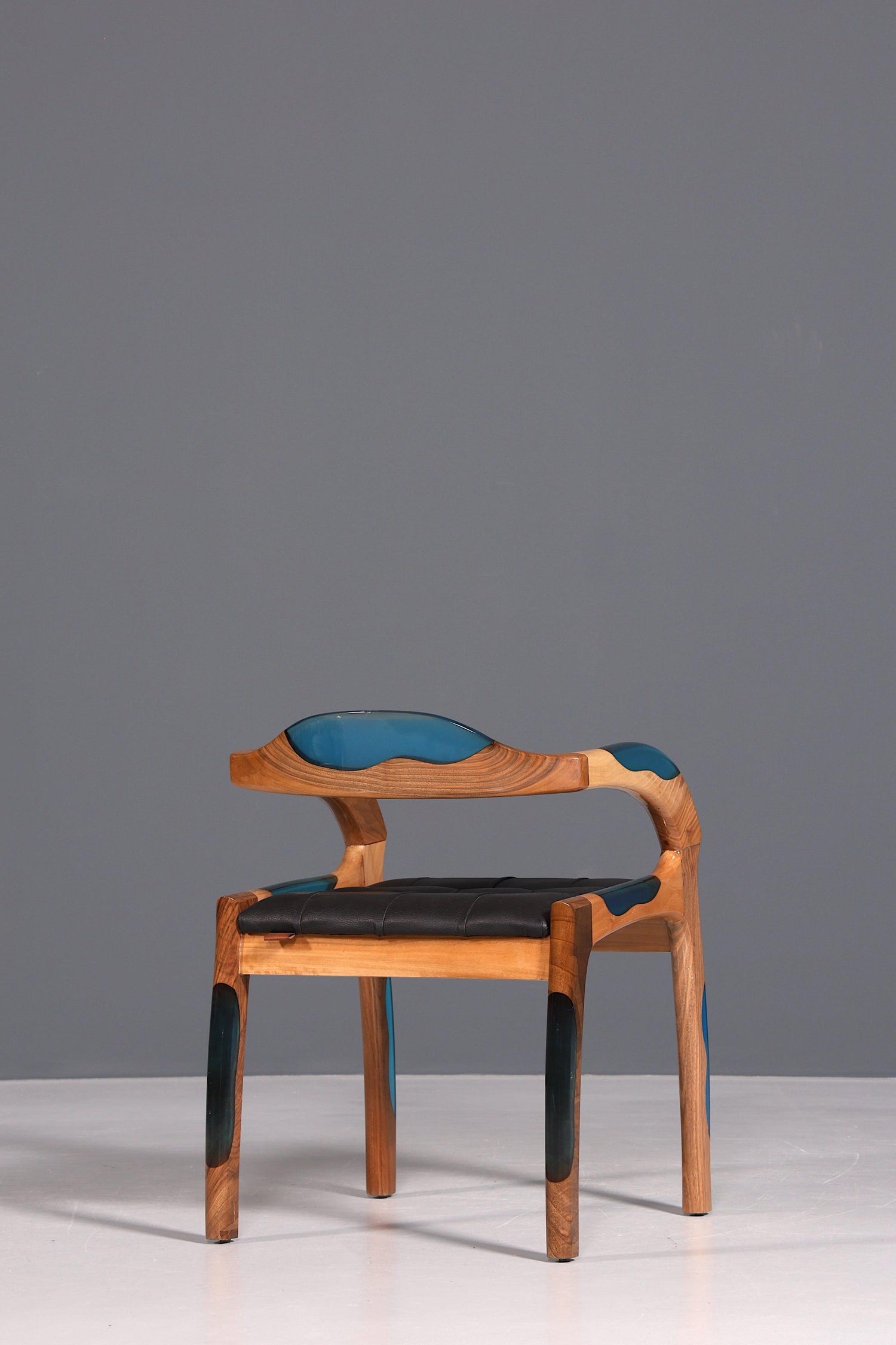Epoxy Sessel "Arnson Plus Blue" Epoxidharz Armlehnsessel Massiv Nussbaum Sekretär Stuhl