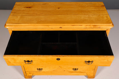Élégante commode antique en bois tendre, commode à tiroirs, garnitures en laiton, bois massif vintage