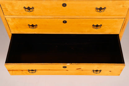 Élégante commode antique en bois tendre, commode à tiroirs, garnitures en laiton, bois massif vintage