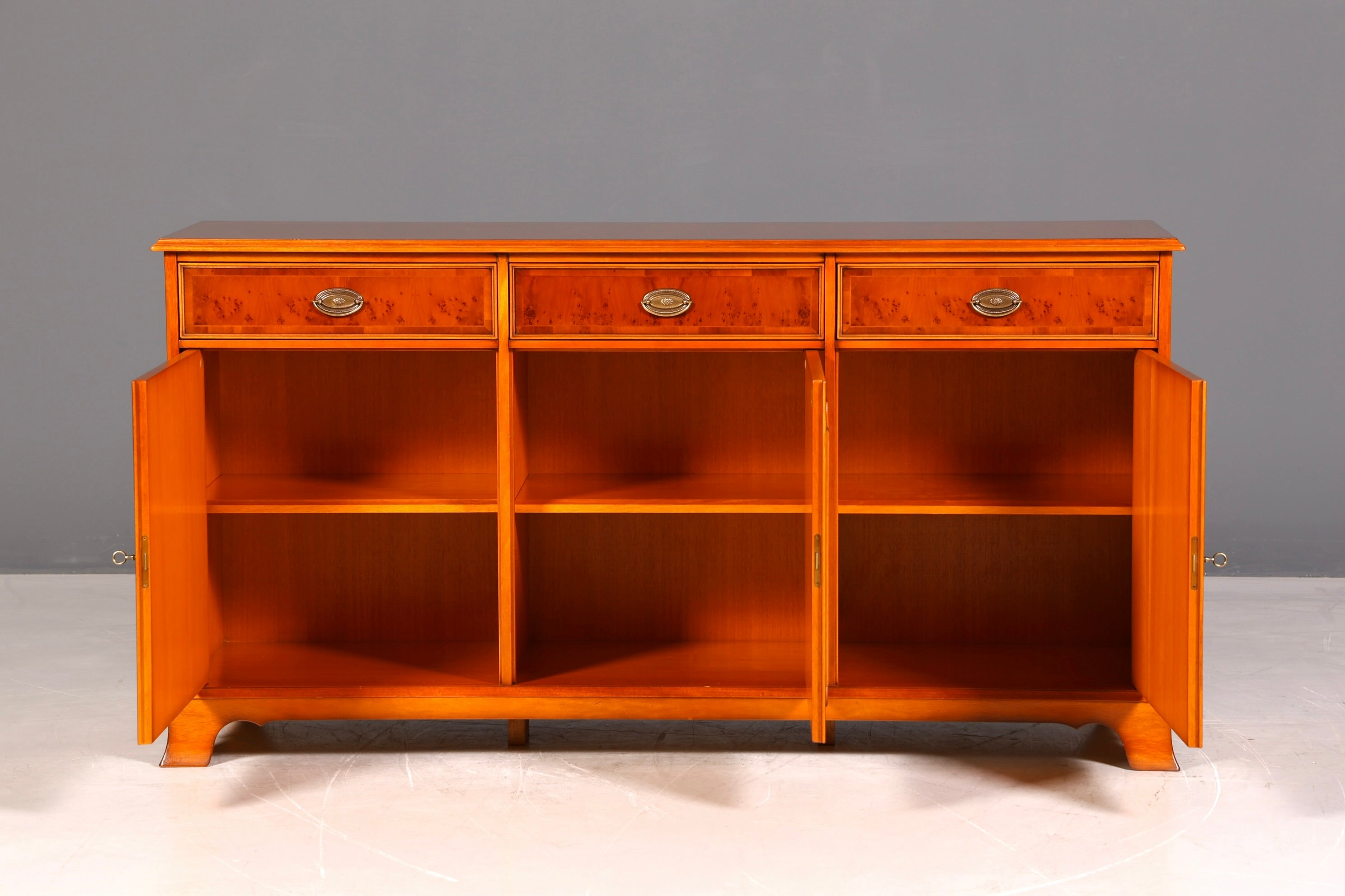 G139 Finish HELDENSE Wunderschönes Englisches Sideboard Eibe Schrank Antik Stil Buffetschrank Kommode