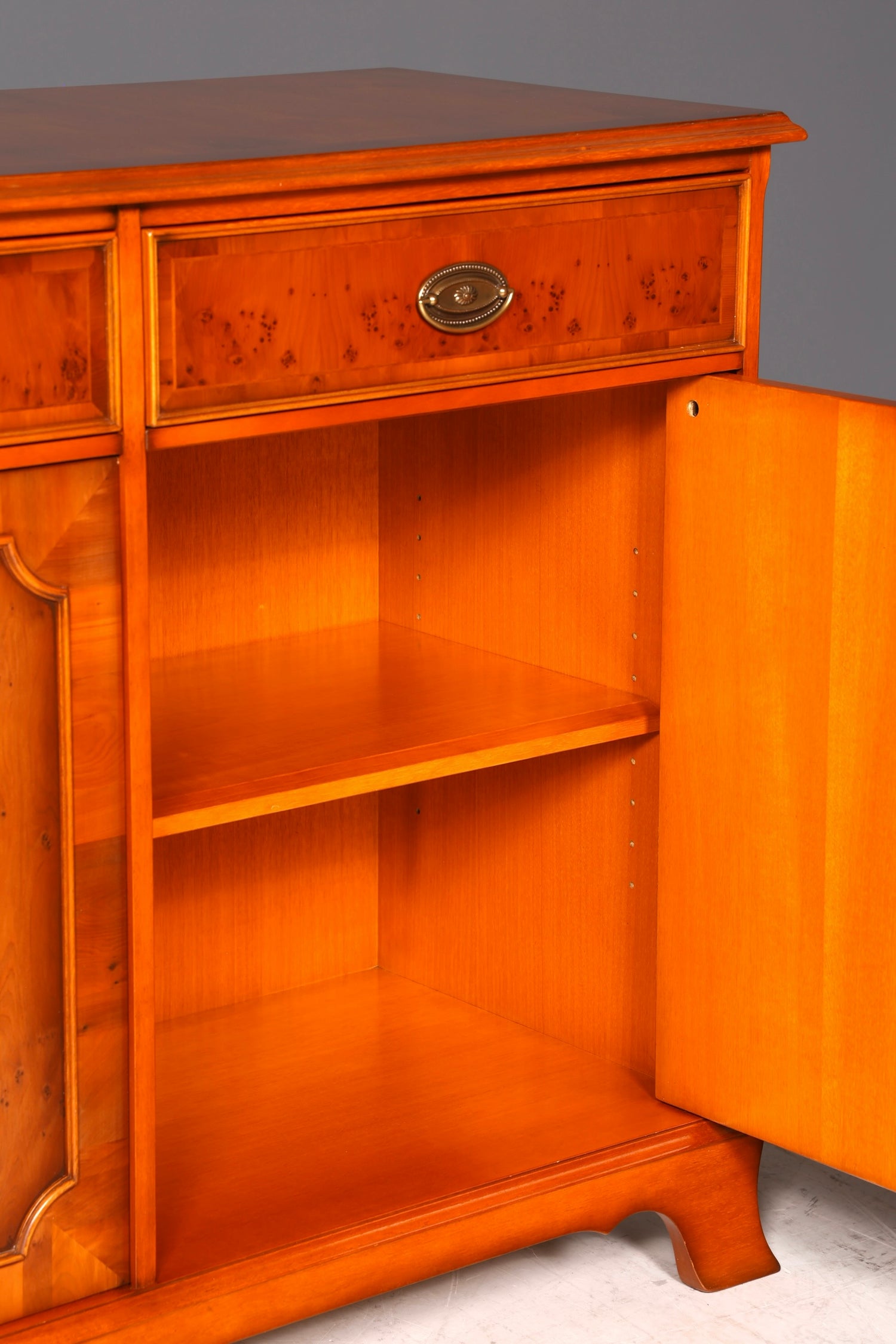 G139 Finish HELDENSE Wunderschönes Englisches Sideboard Eibe Schrank Antik Stil Buffetschrank Kommode