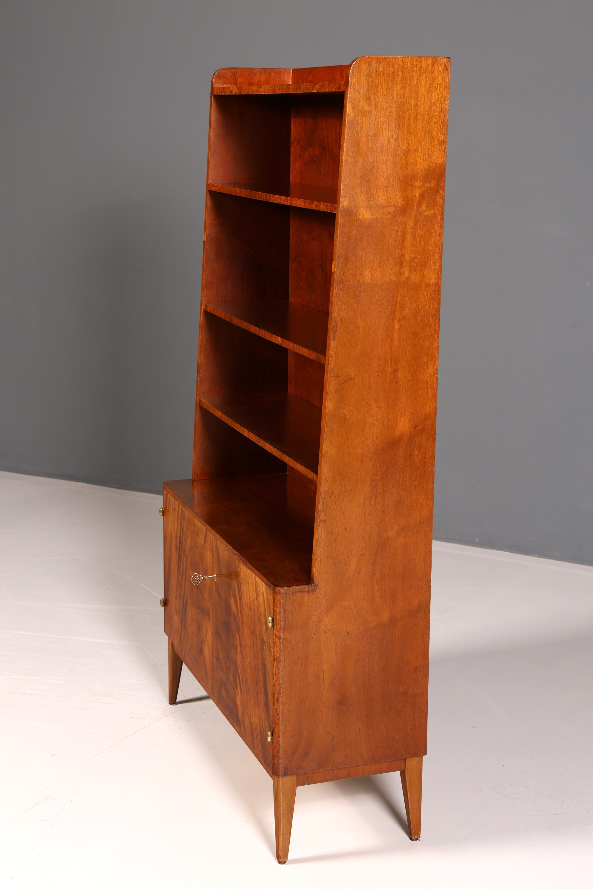 Bibliothèque simple de style Mid-Century, meuble de rangement Danish Design en noyer, vintage rétro des années 60, en bois