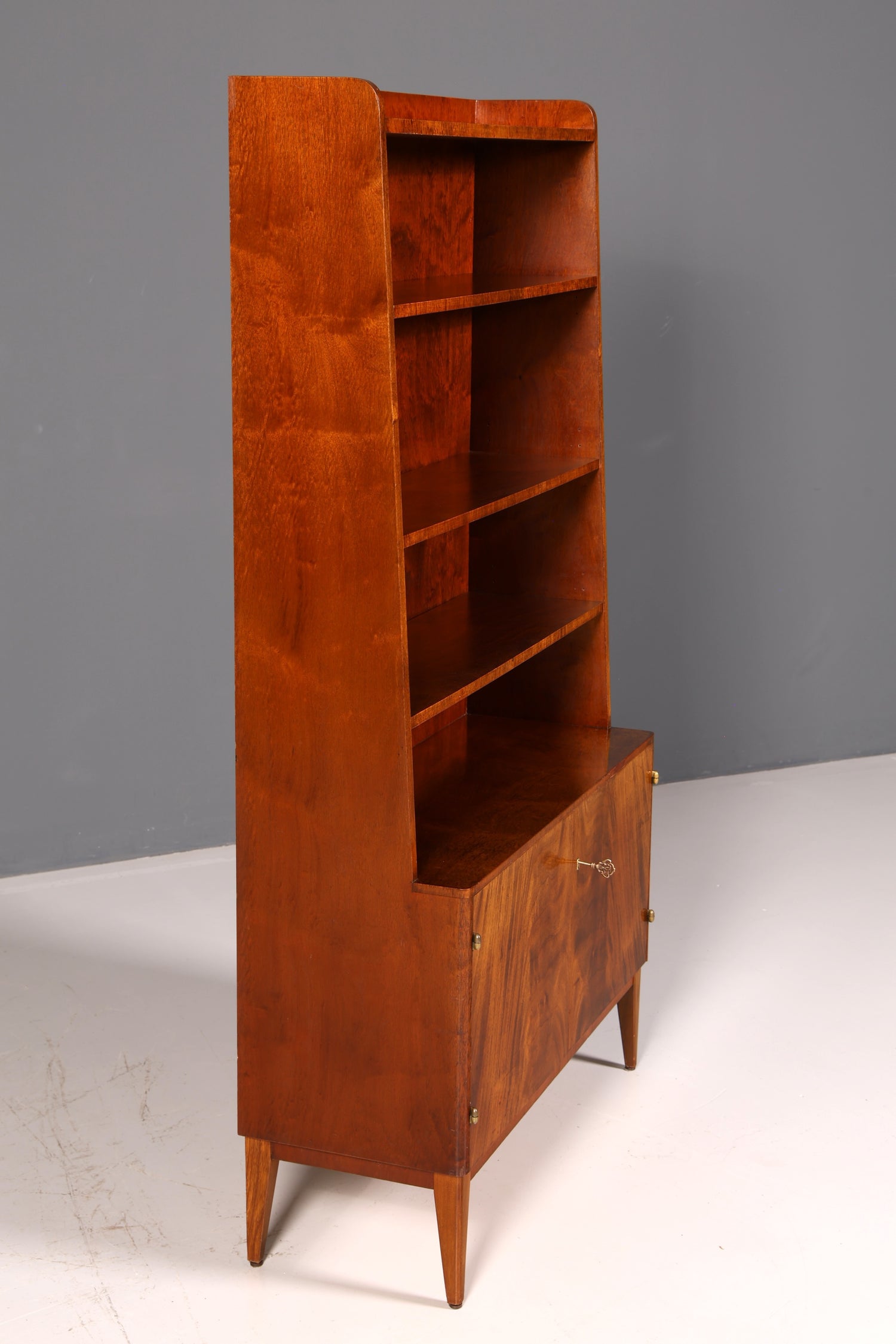 Bibliothèque simple de style Mid-Century, meuble de rangement Danish Design en noyer, vintage rétro des années 60, en bois