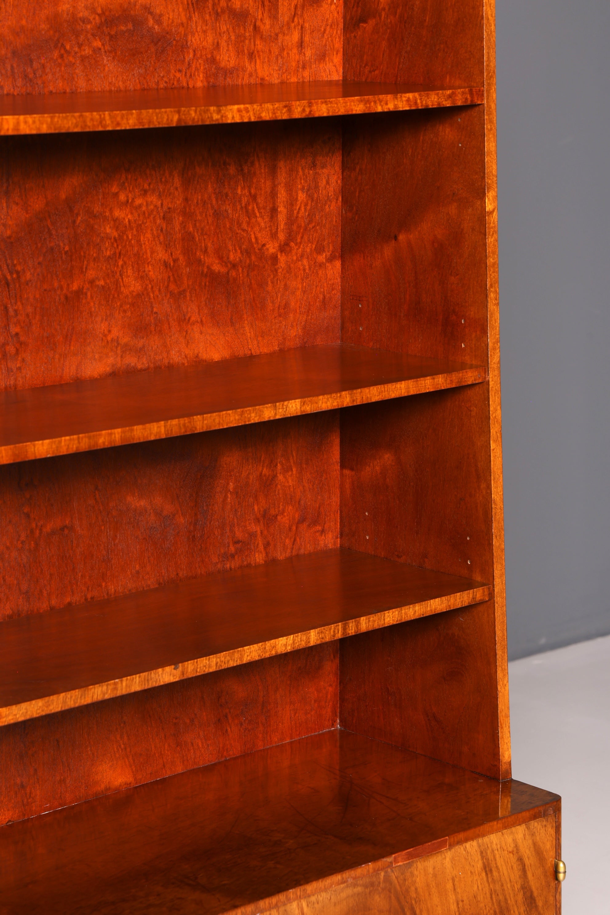 Bibliothèque simple de style Mid-Century, meuble de rangement Danish Design en noyer, vintage rétro des années 60, en bois