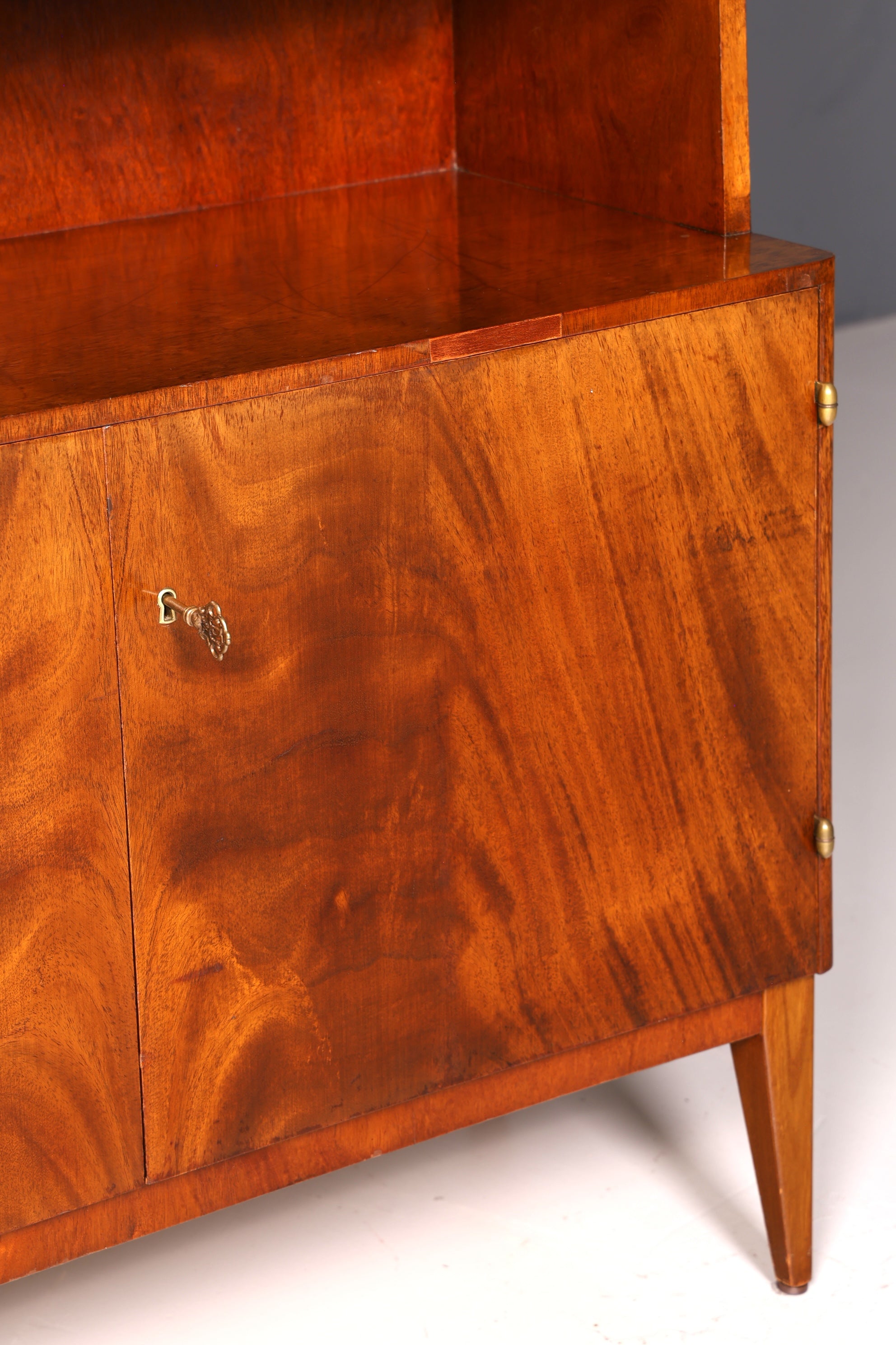 Bibliothèque simple de style Mid-Century, meuble de rangement Danish Design en noyer, vintage rétro des années 60, en bois