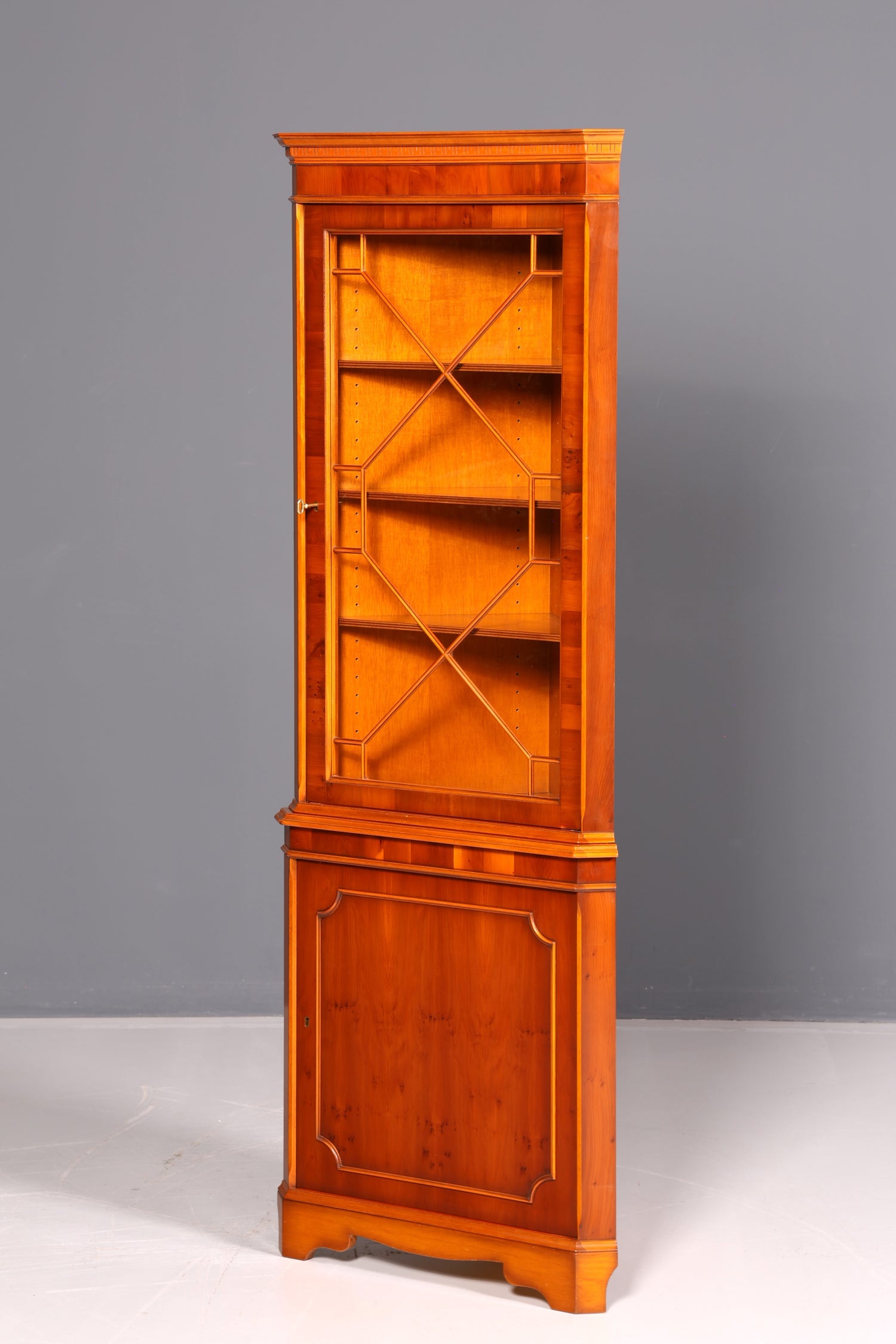 Magnifique vitrine d’angle anglaise en if, meuble d’angle avec vitrine en verre, antique, en bois véritable, vintage