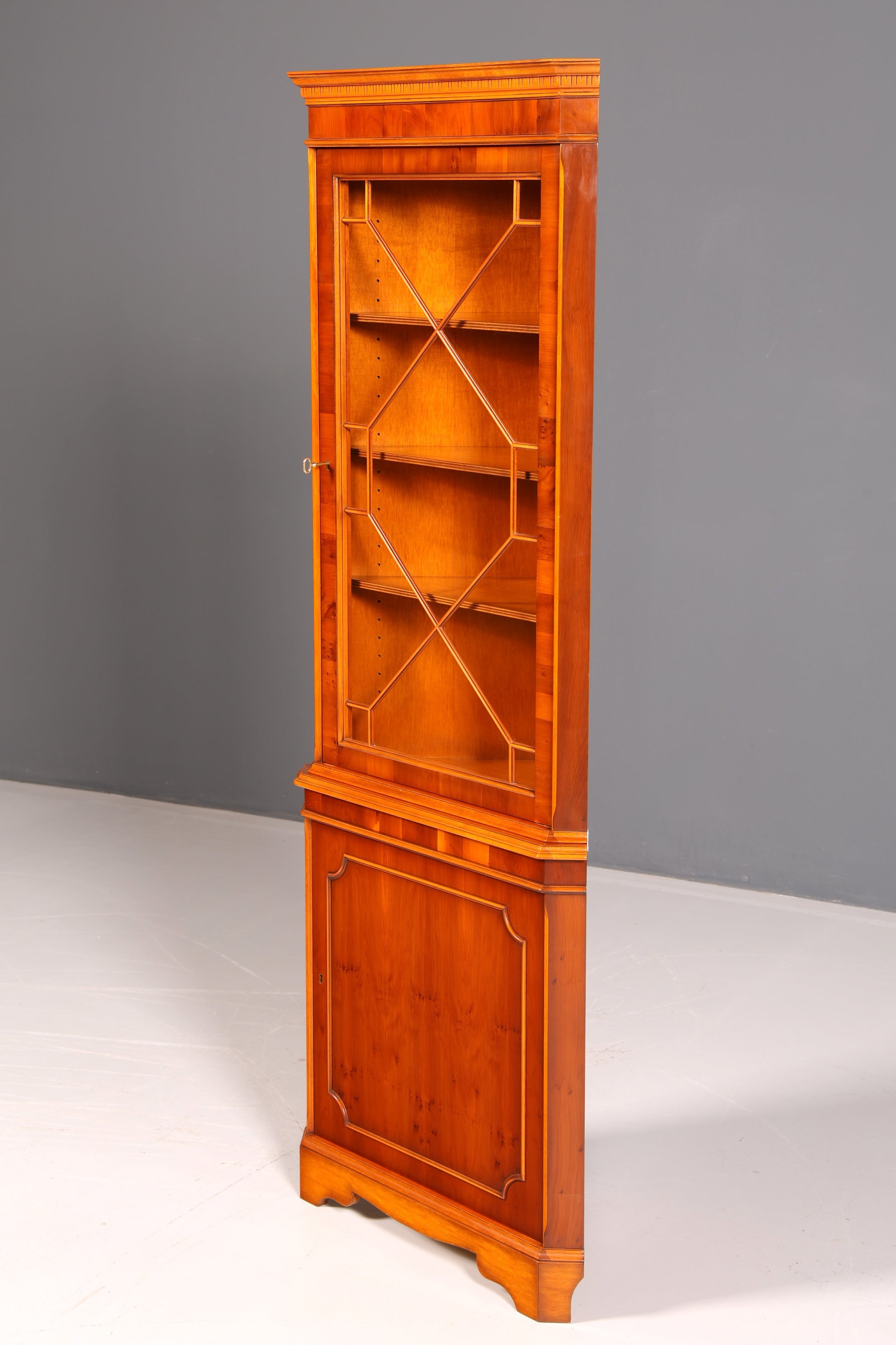 Magnifique vitrine d’angle anglaise en if, meuble d’angle avec vitrine en verre, antique, en bois véritable, vintage