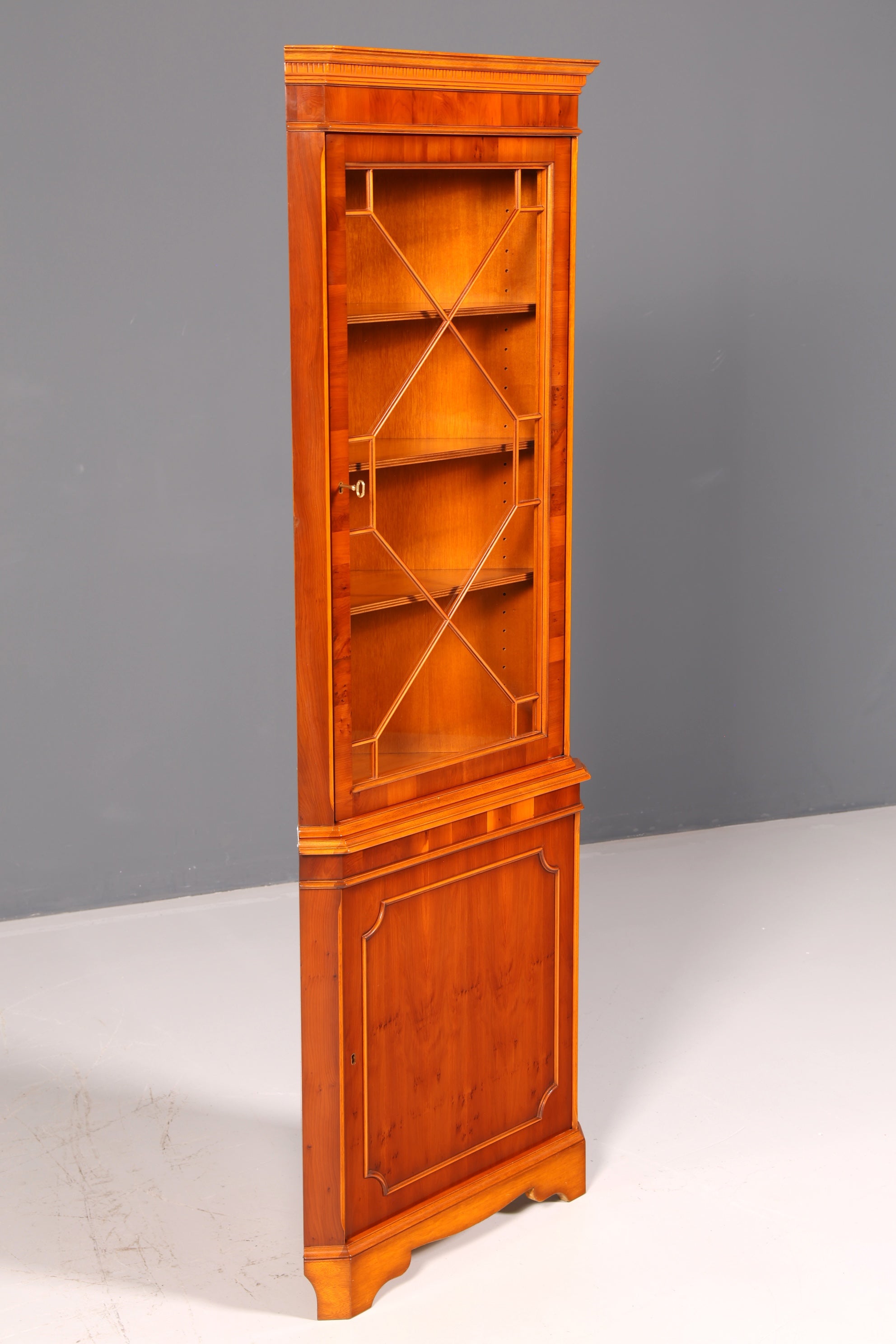 Magnifique vitrine d’angle anglaise en if, meuble d’angle avec vitrine en verre, antique, en bois véritable, vintage