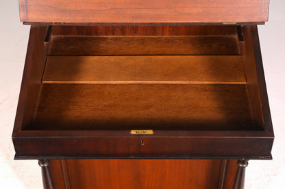 Magnifique bureau anglais Davenport, secrétaire avec plateau en cuir et commode.