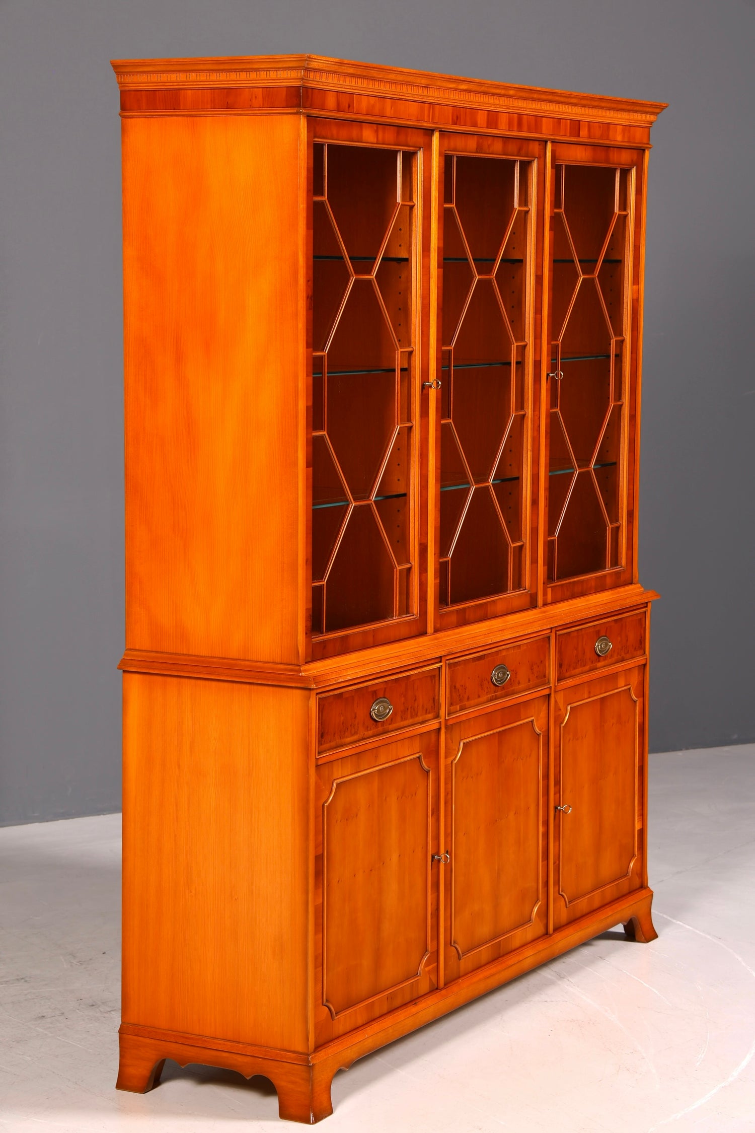 G143 Finish cm Wunderschöne Original Heldense Vitrine Englische Eibe Bücherschrank Buffet Antik Stil Glasvitrine