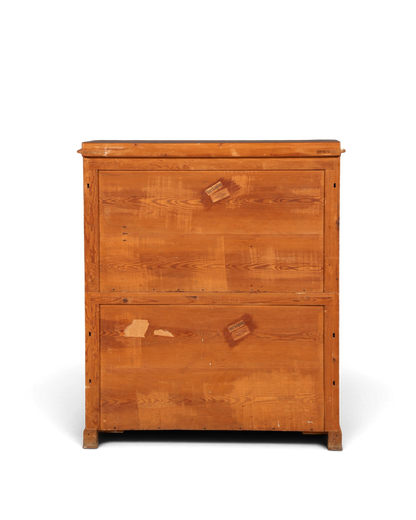 Rückseite eines antiken Hauptstadt Möblerei Biedermeier Sekretärs aus massivem Holz mit sichtbarer Maserung
