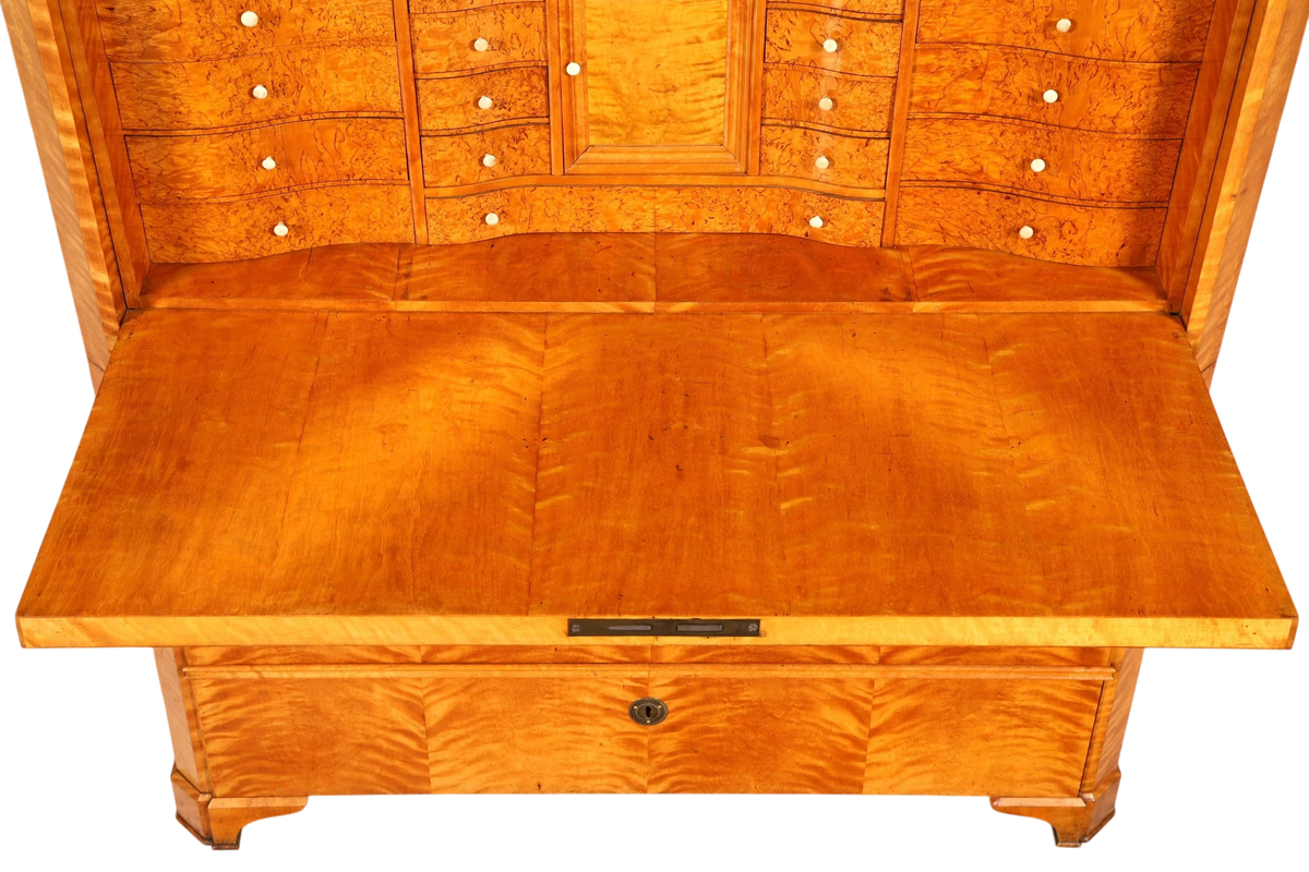 Hauptstadt Möblerei Biedermeier Sekretär aus hellem Echtholz mit ausgeklappter Schreibplatte und vielen kleinen Fächern