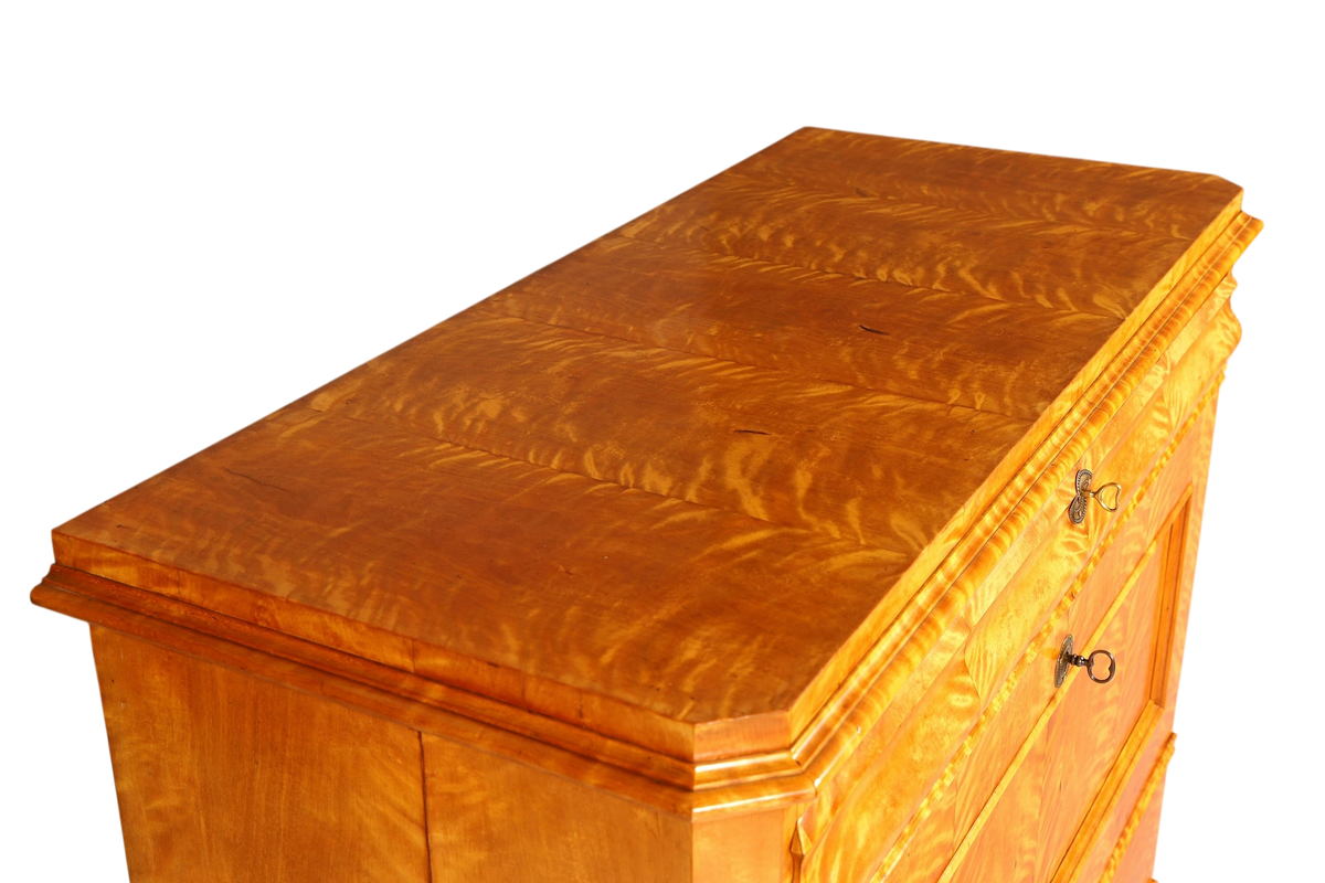 Hauptstadt Möblerei Biedermeier Sekretär aus hellem Echtholz mit markanter Maserung und antiken Schlüsseln