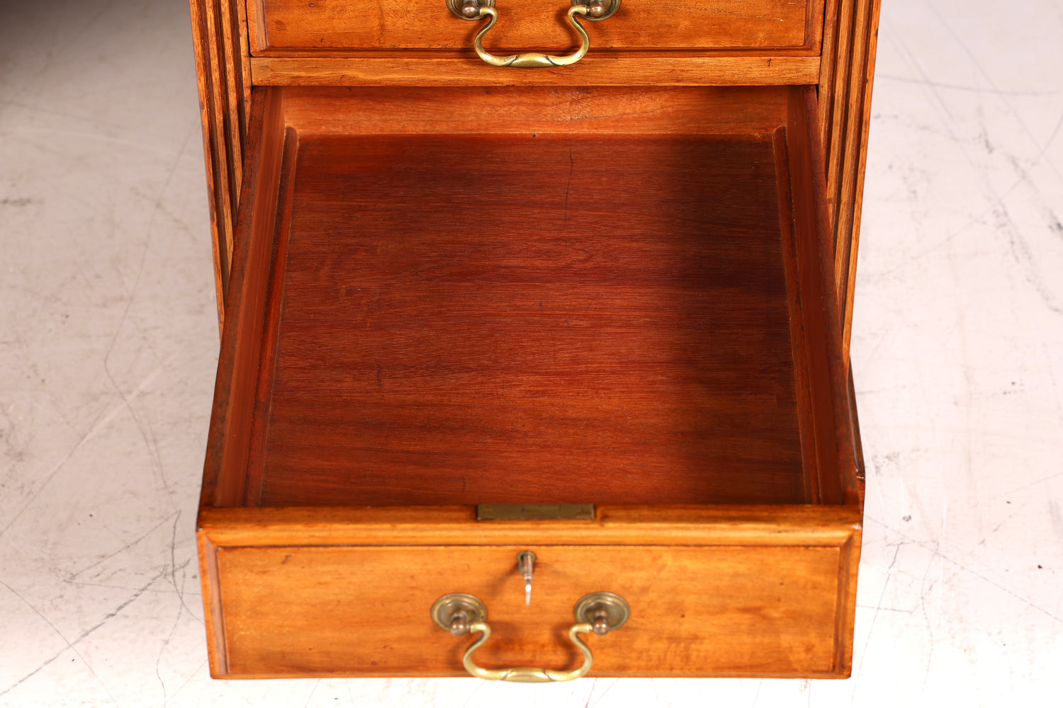 G146 Finish cm Wunderschöner Englischer Schreibtisch echt Lederauflage Bürotisch Antik Stil Office Desk