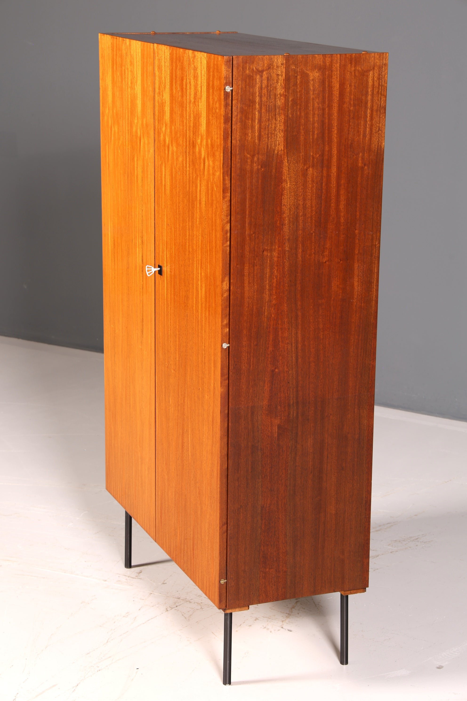Magnifique armoire vestiaire Mid-Century vintage, armoire rétro, armoire à linge, meuble d’entrée des années 60 en bois