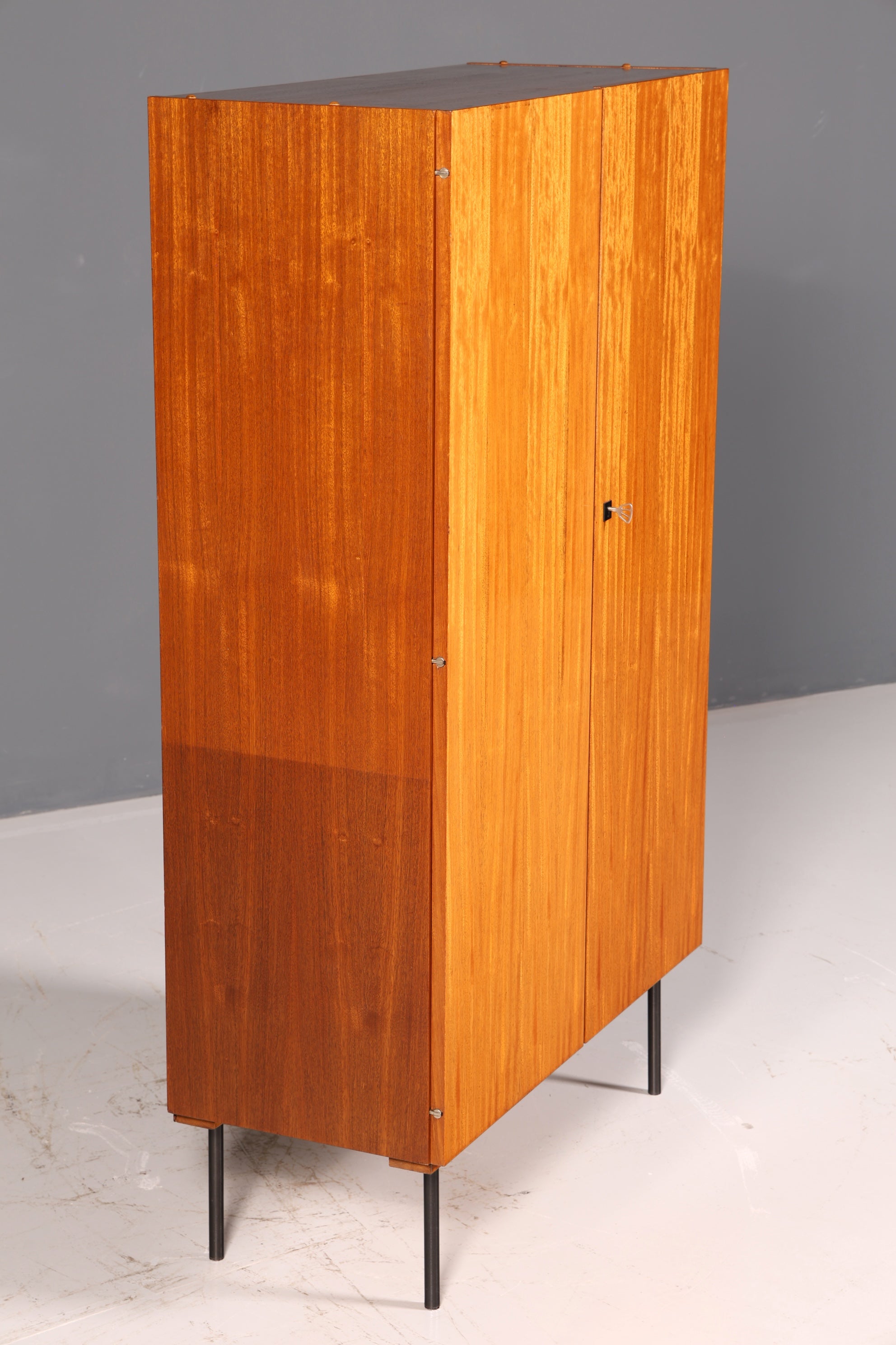 Magnifique armoire vestiaire Mid-Century vintage, armoire rétro, armoire à linge, meuble d’entrée des années 60 en bois
