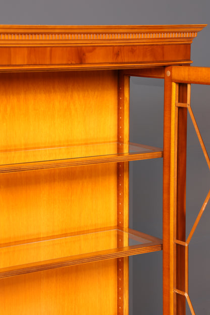 Wunderschöne Original Heldense Vitrine Englische Eibe Bücherschrank Glasvitrine mit Beleuchtung
